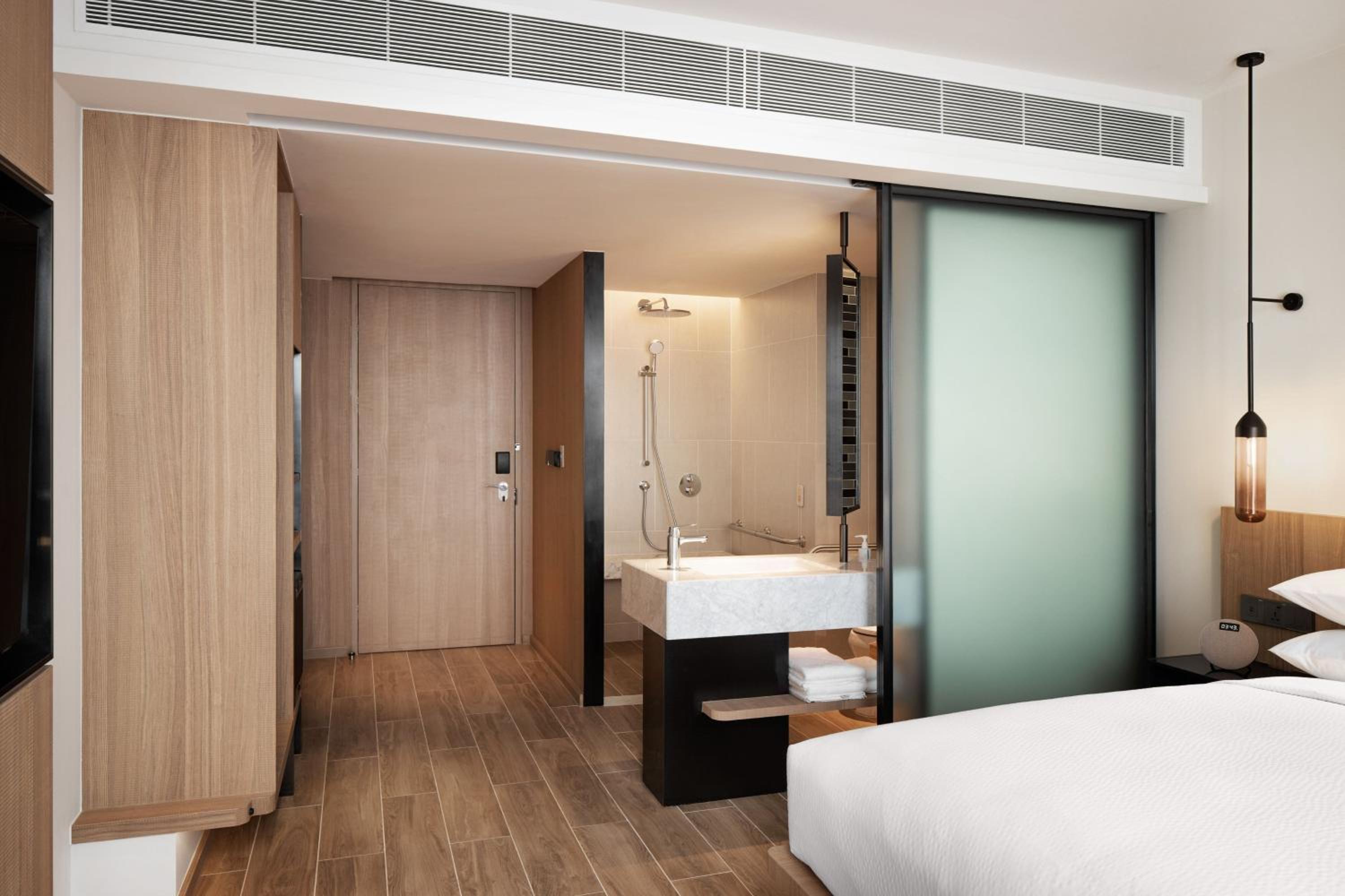 Standard King Room - Photo 6