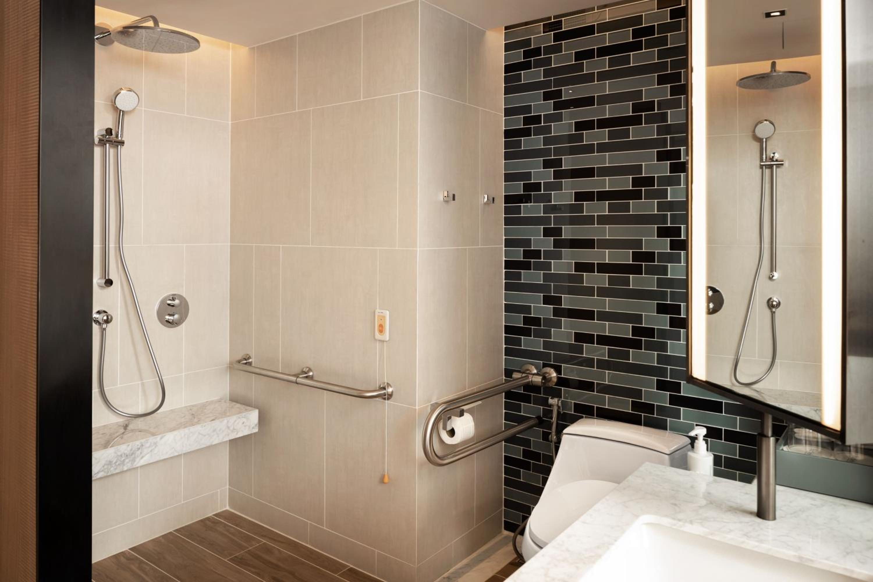 Standard King Room - Photo 8