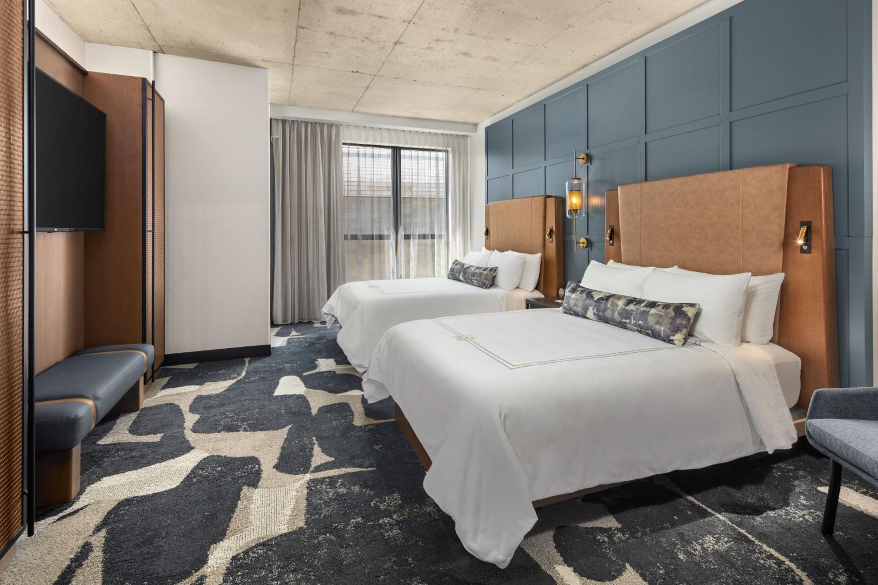 Standard Queen Room with Two Queen Beds and City View - Photo 4