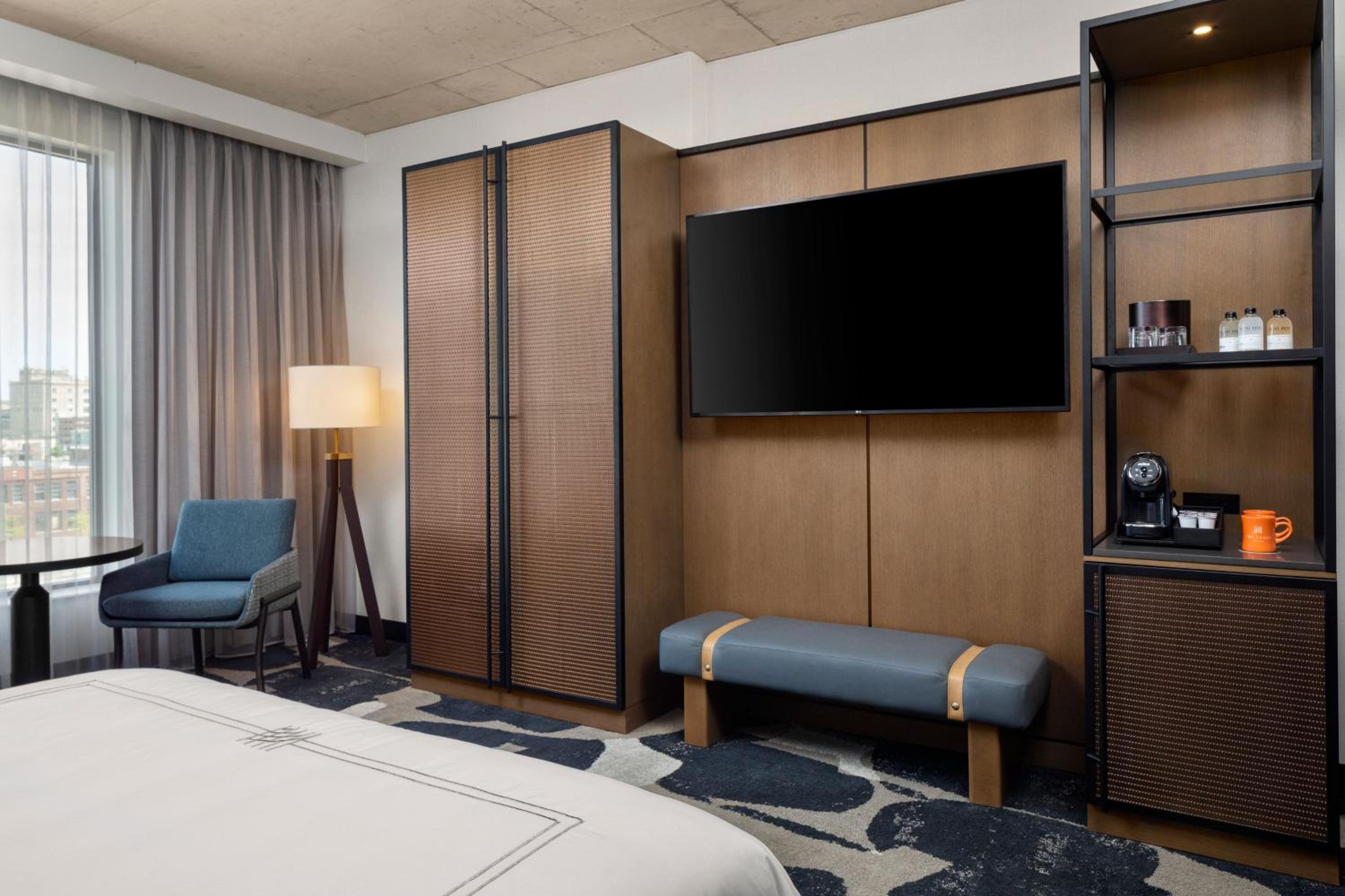 Standard King Room with City View - Photo 5