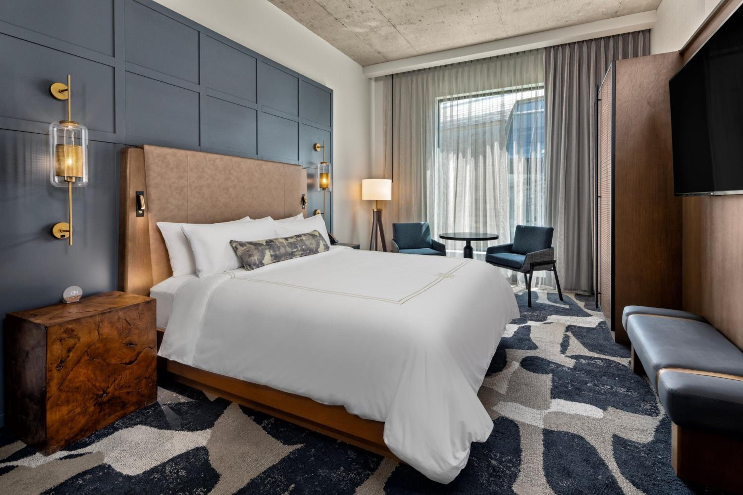 Standard King Room with City View - Photo 6
