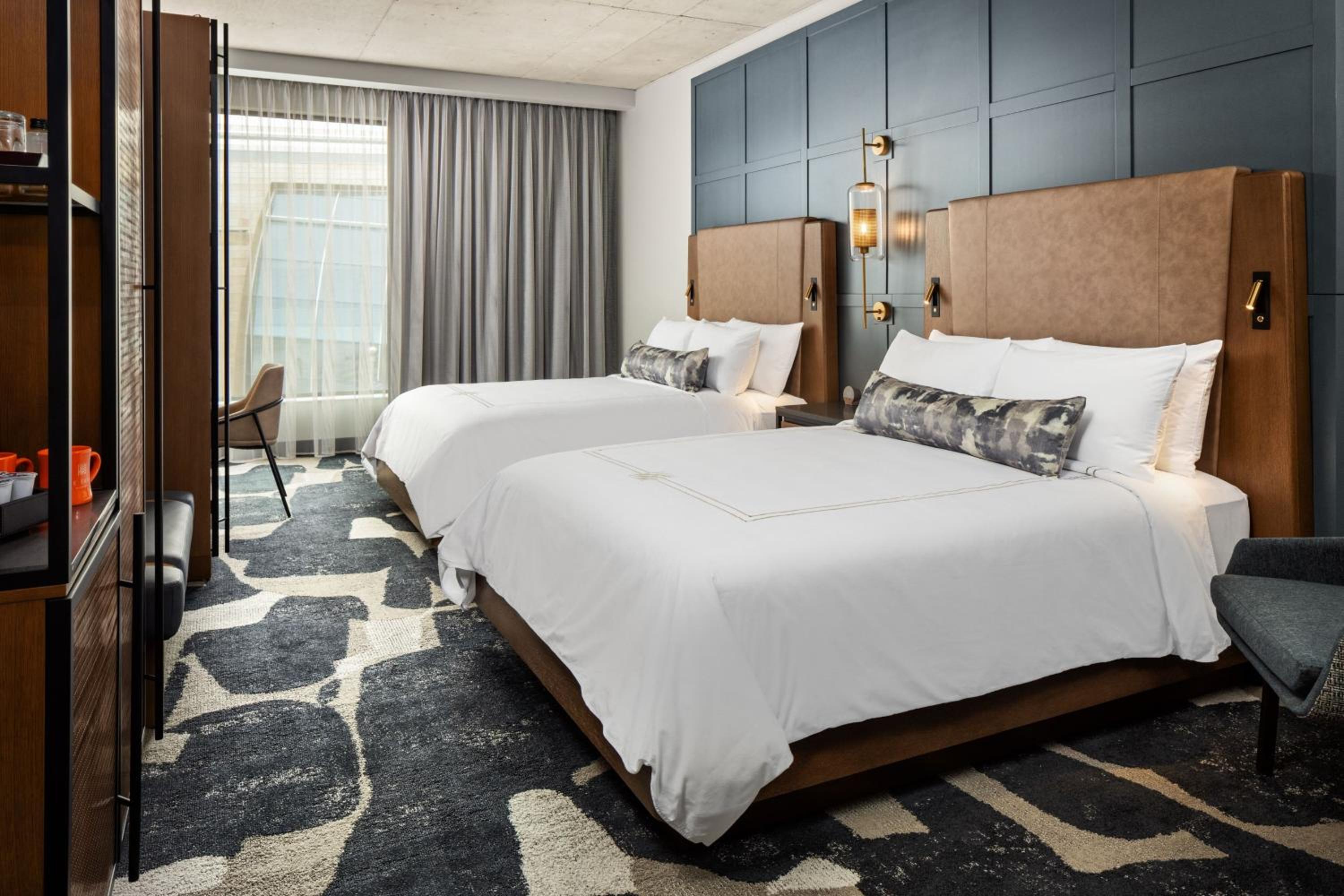 Standard Queen Room with Two Queen Beds and City View - Photo 5