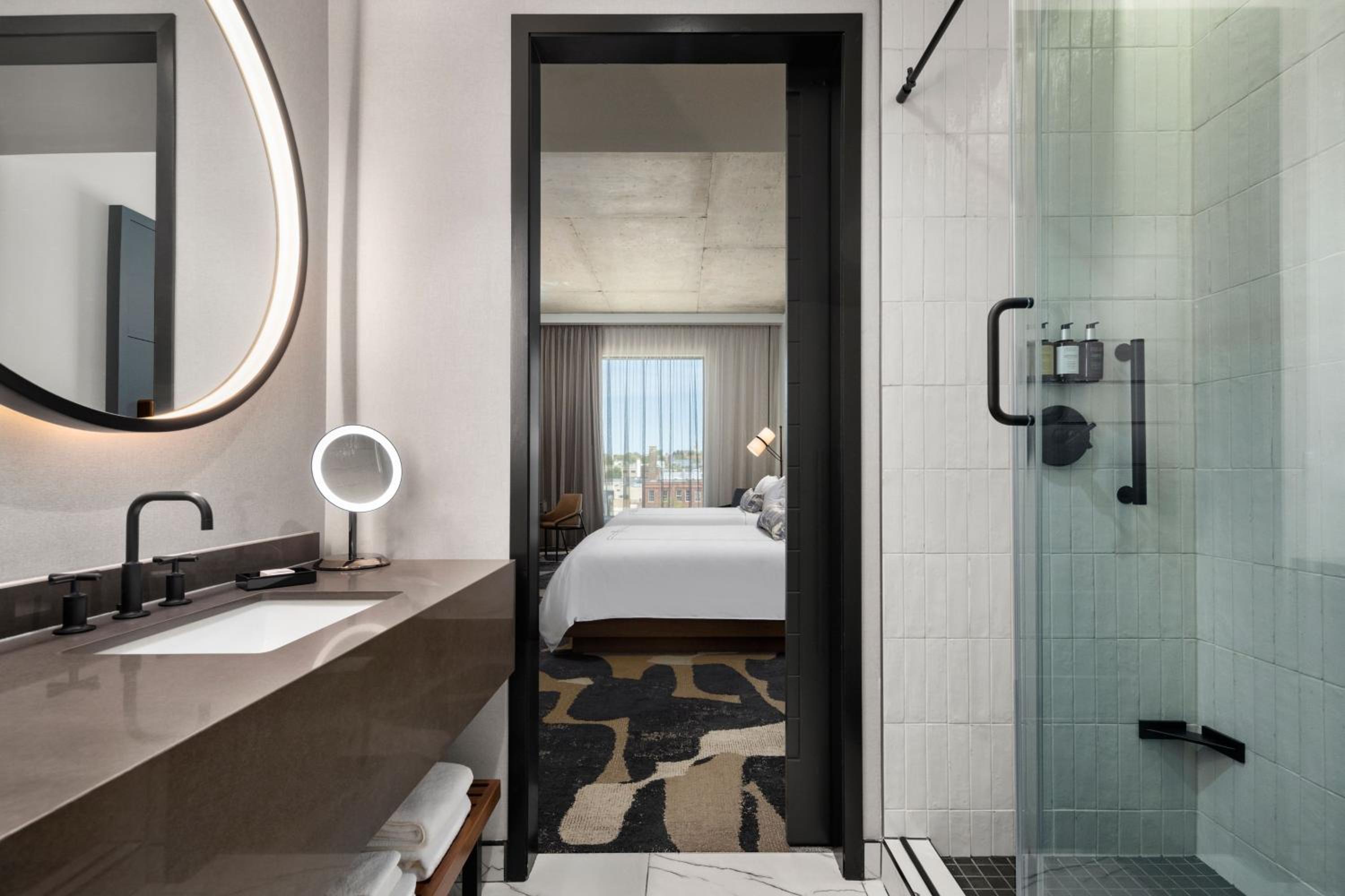 Standard Queen Room with Two Queen Beds and City View - Photo 8