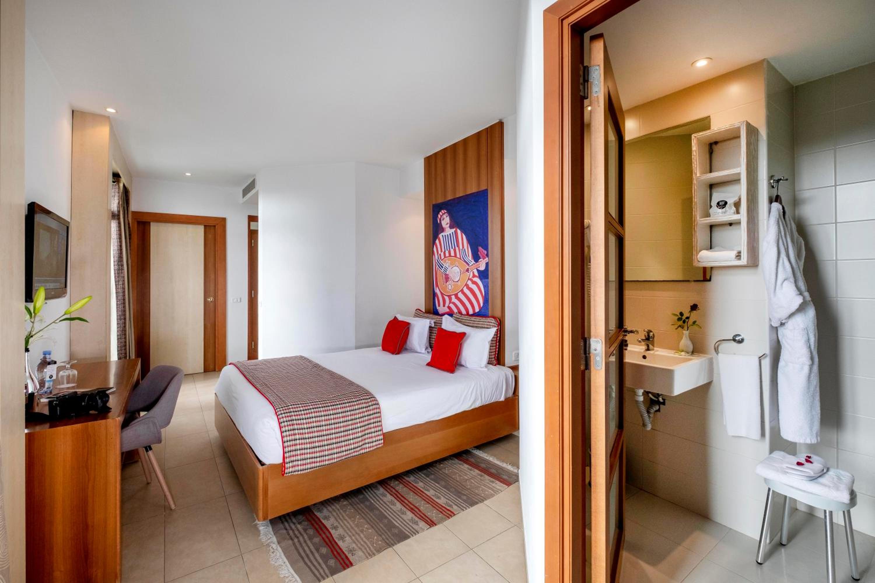 Deluxe Room - Photo 5