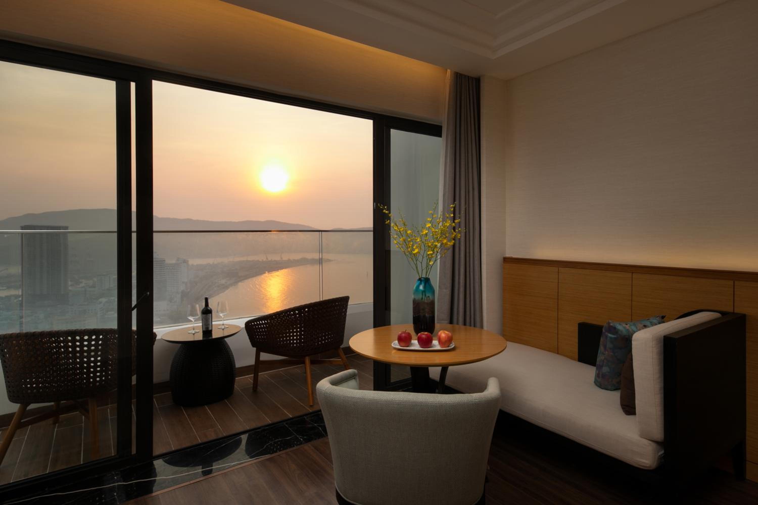 ​Premium Oceanview Twin Room - Photo 2