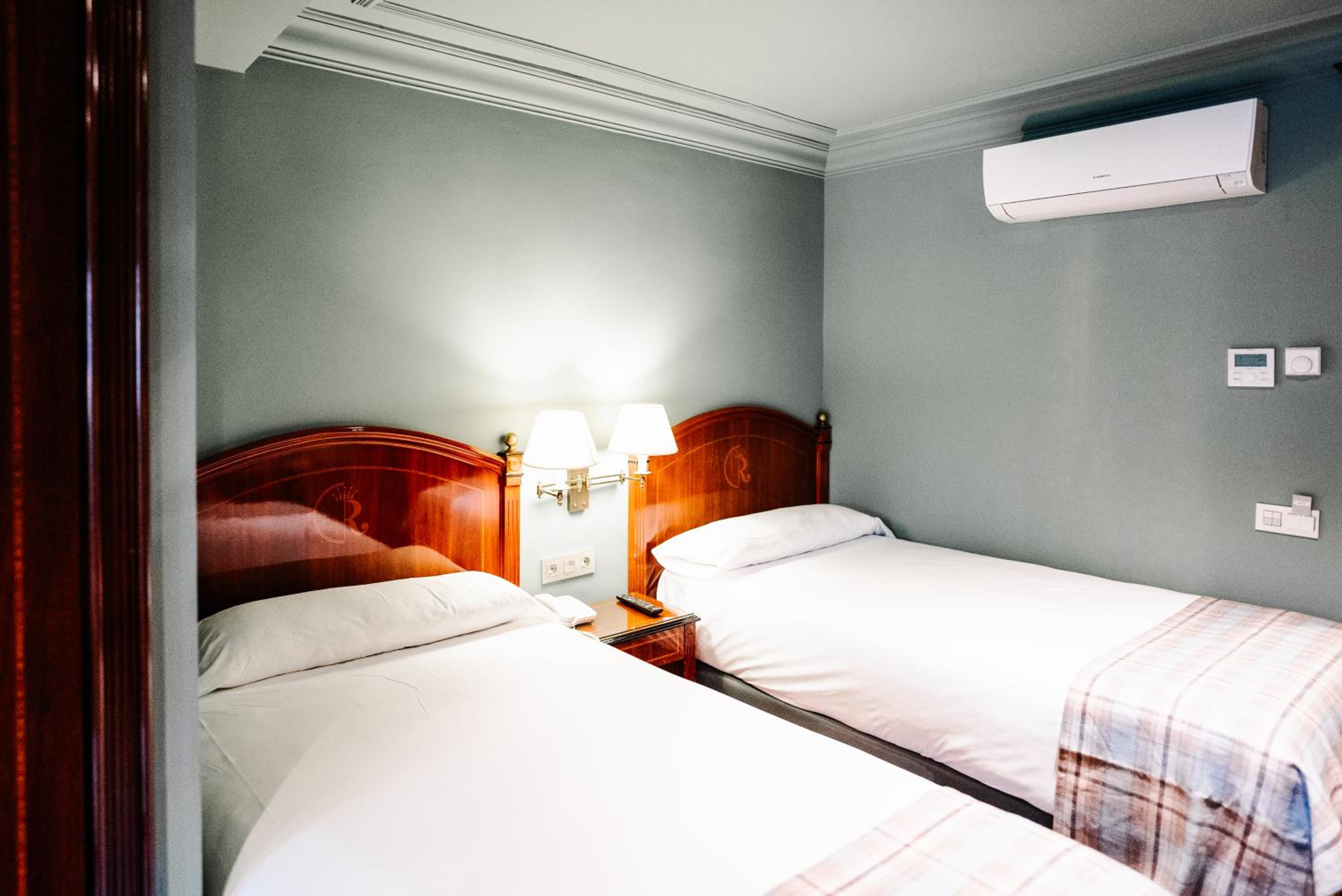 Standard Twin Room - Photo 8