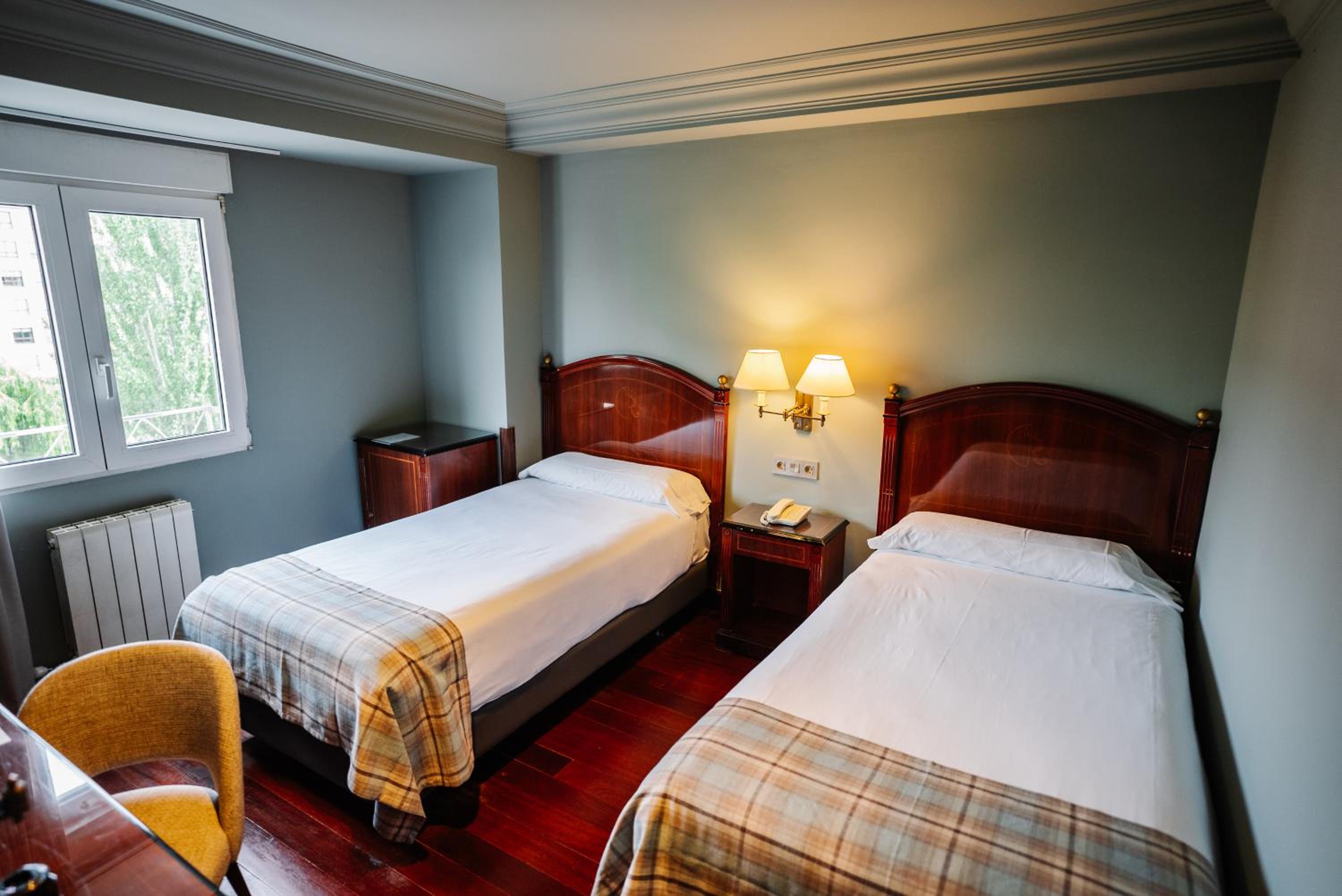 Standard Twin Room - Photo 7