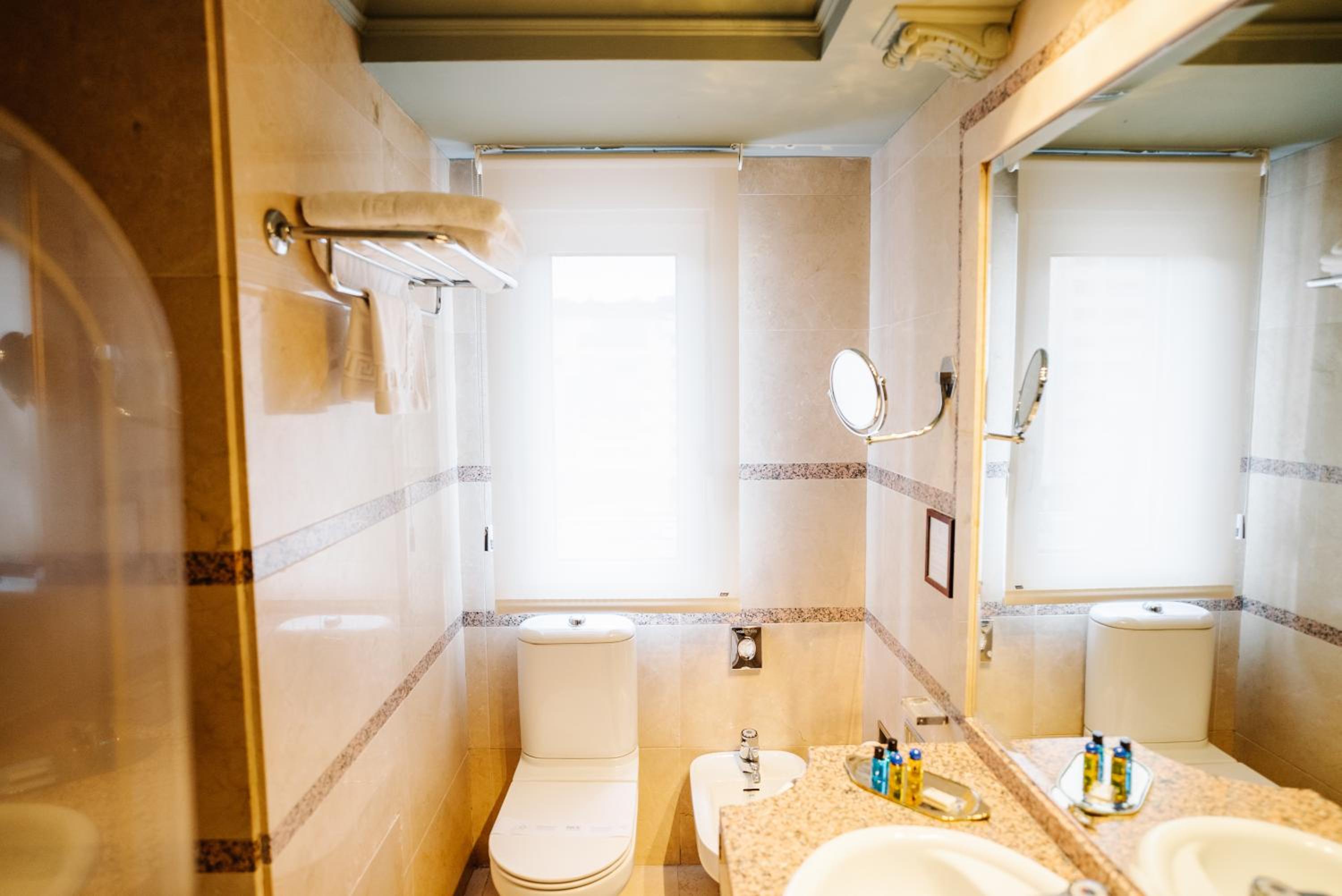 Standard Twin Room - Photo 11