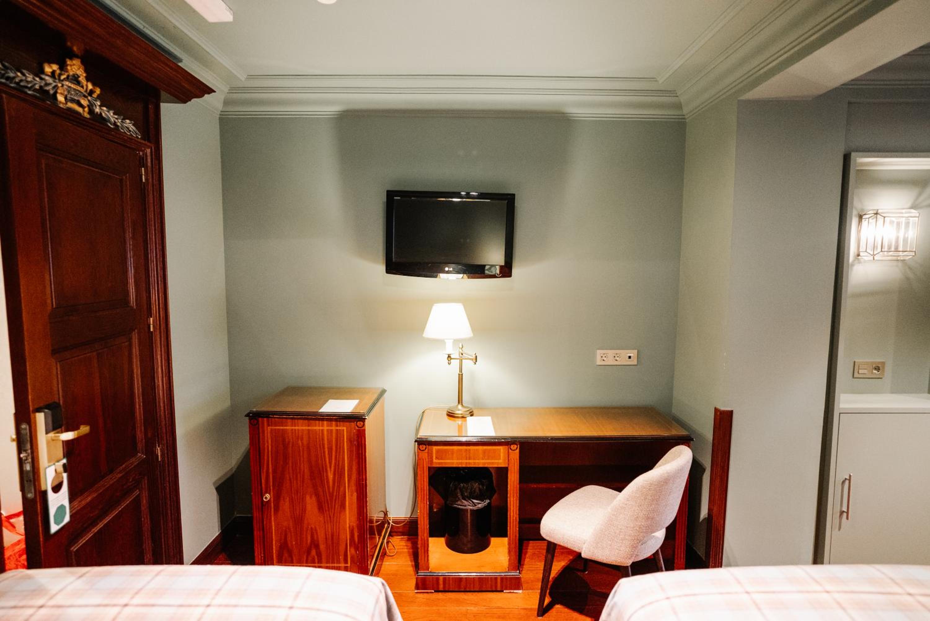 Standard Twin Room - Photo 12