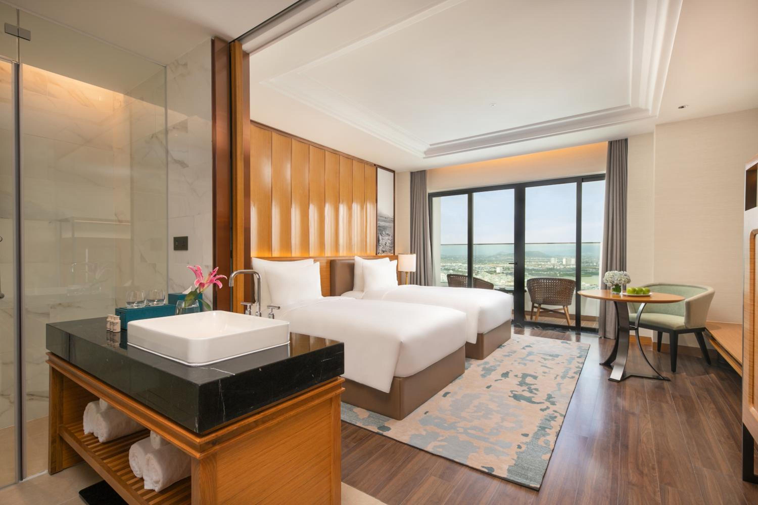 ​Premium Bayview Twin Room - Photo 5