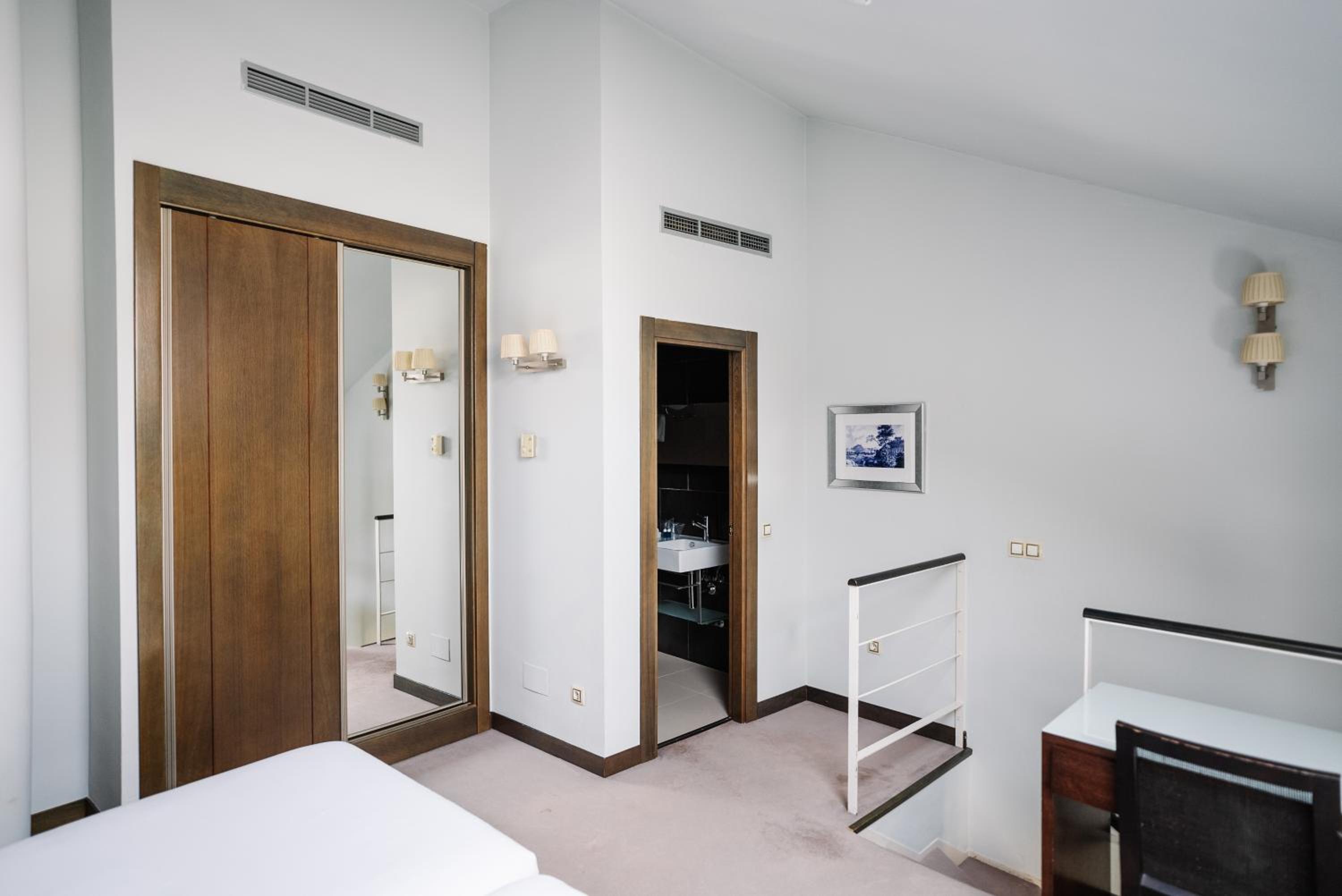 Duplex Twin Room with Living Room  - Photo 4