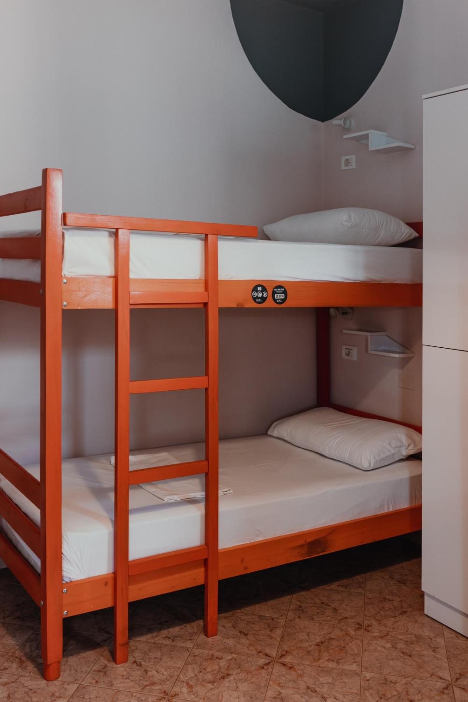 6-Bed Mixed Dormitory Room photo 2
