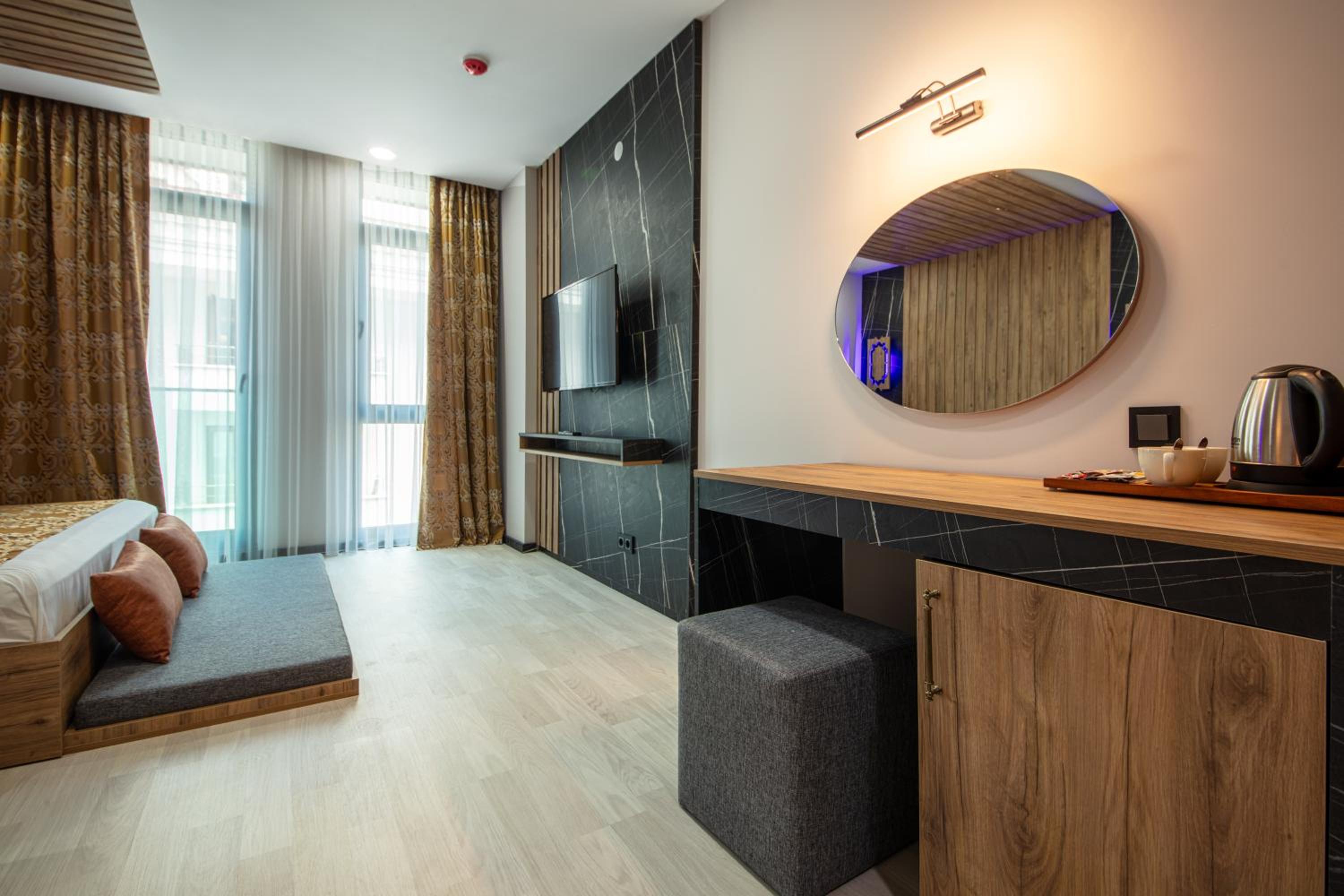 Deluxe Double Room with Balcony and Sea View - Photo 9