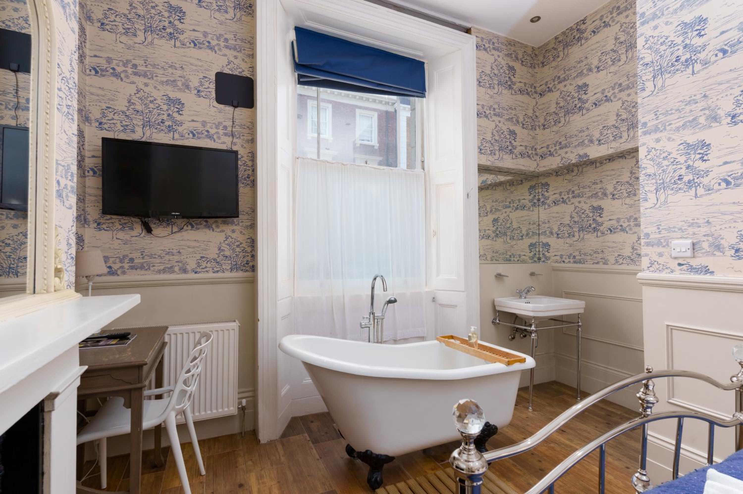 Single Room with Private Bathroom photo 2