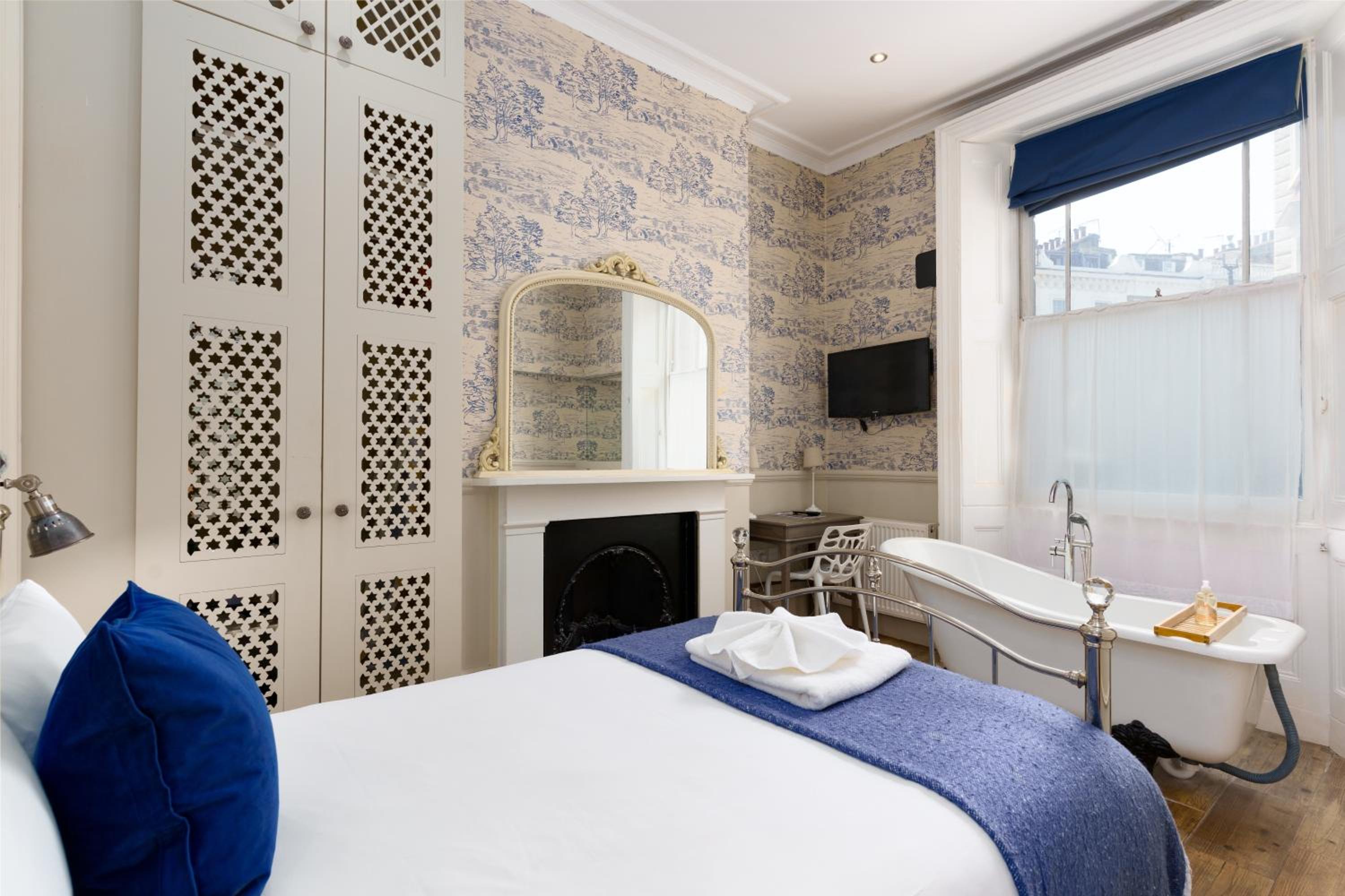 Single Room with Private Bathroom photo 3