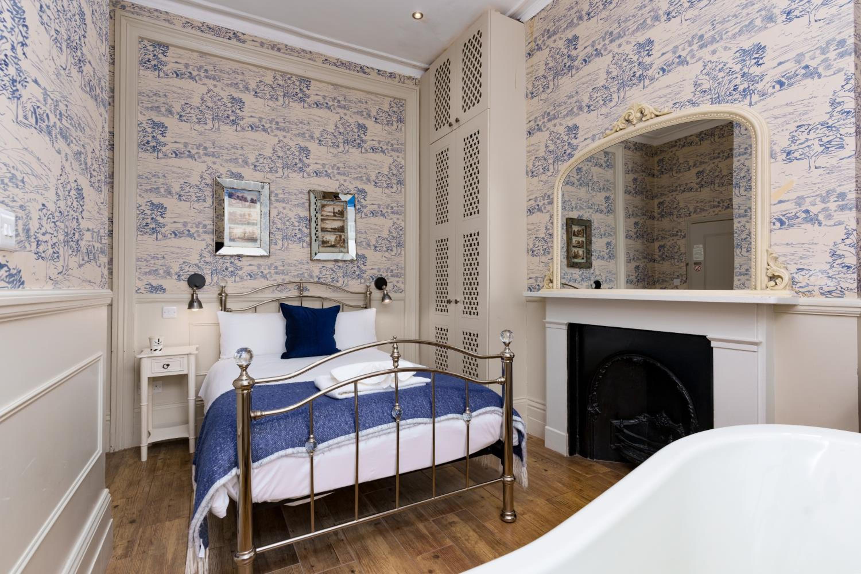 Single Room with Private Bathroom photo 1