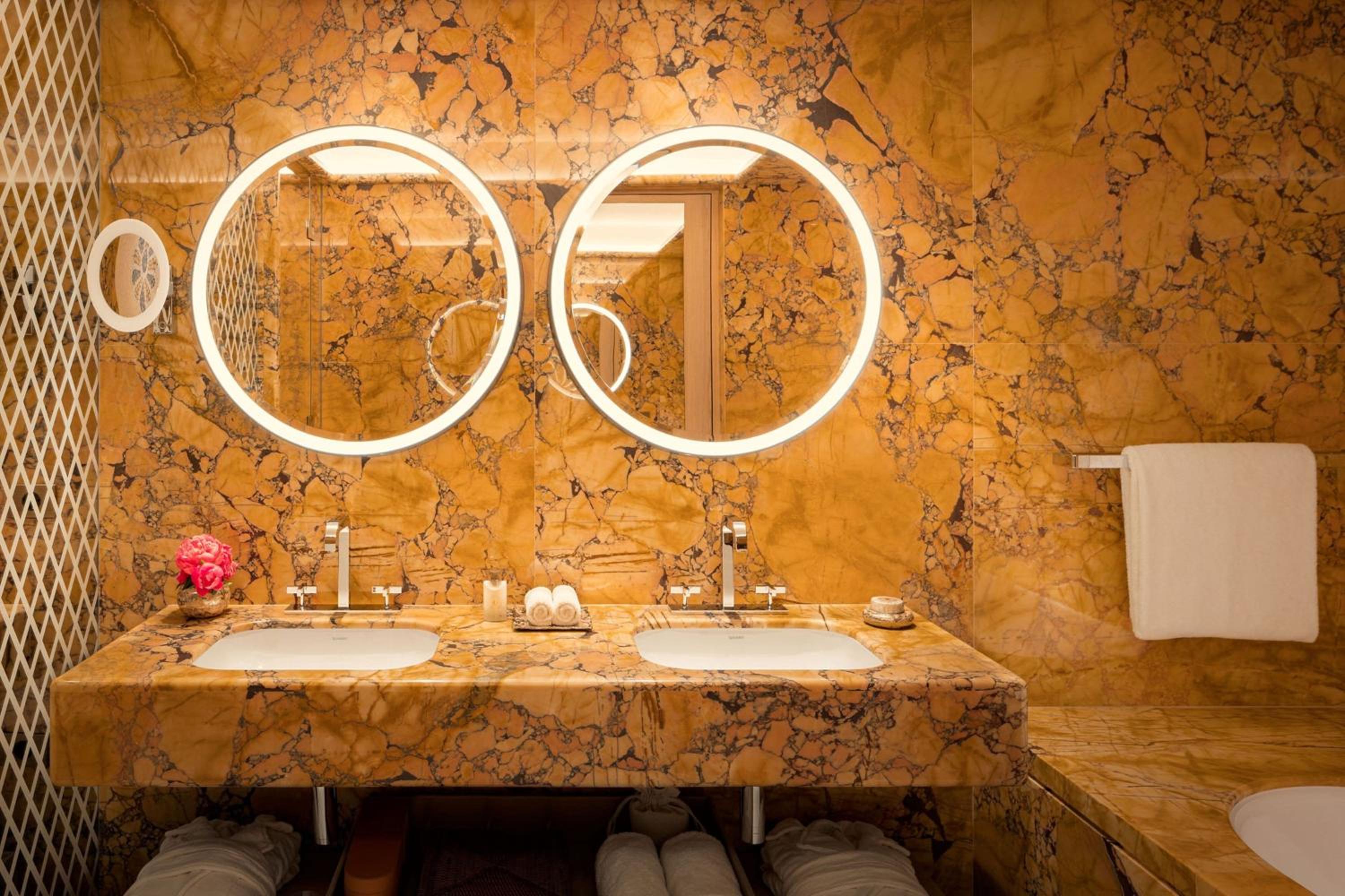 One-Bedroom Deluxe King Suite with City View thumbnail 6