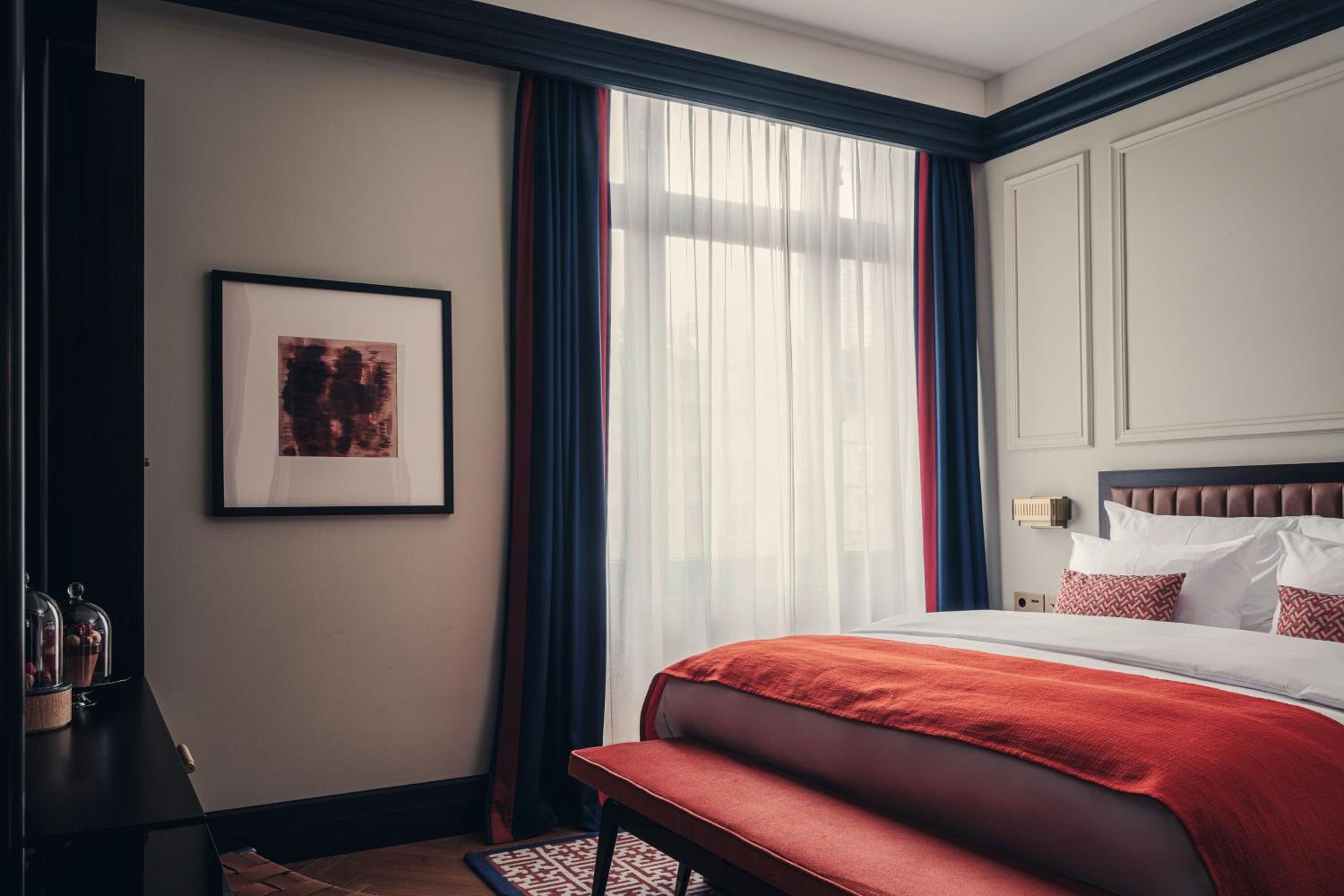 Deluxe Comfort King Room thumbnail 6