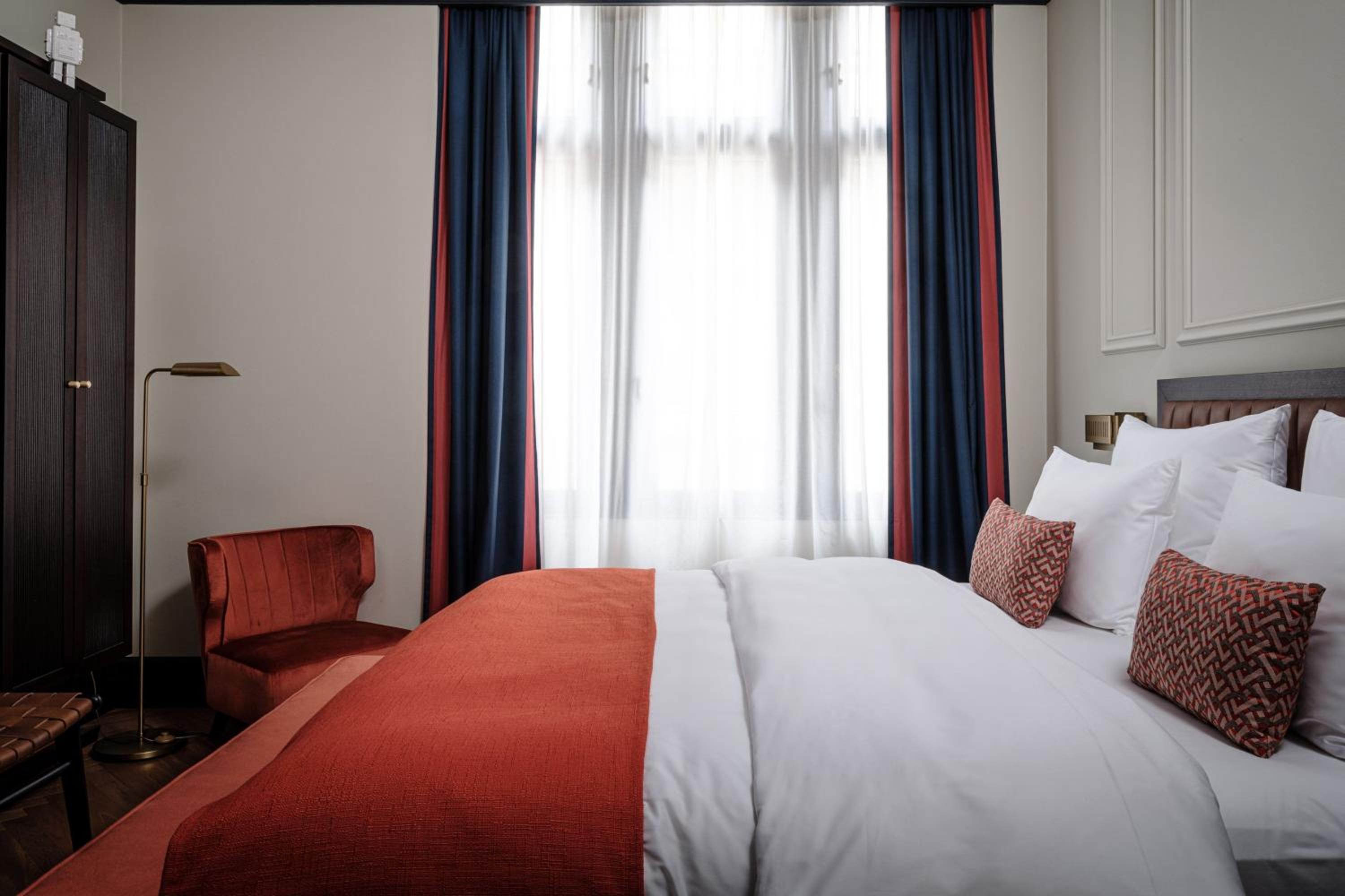 Deluxe Comfort King Room