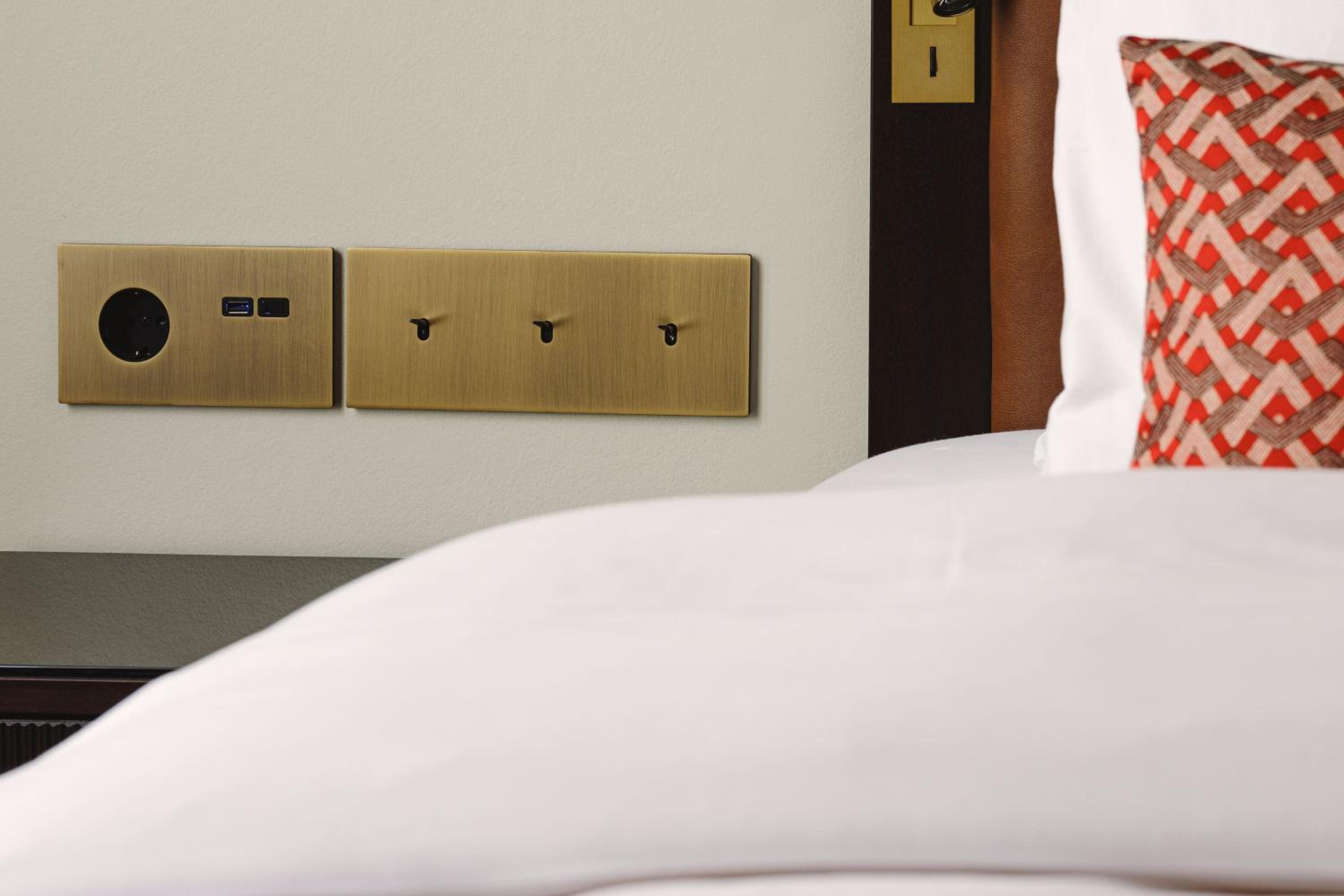 Deluxe Comfort King Room - Photo 11
