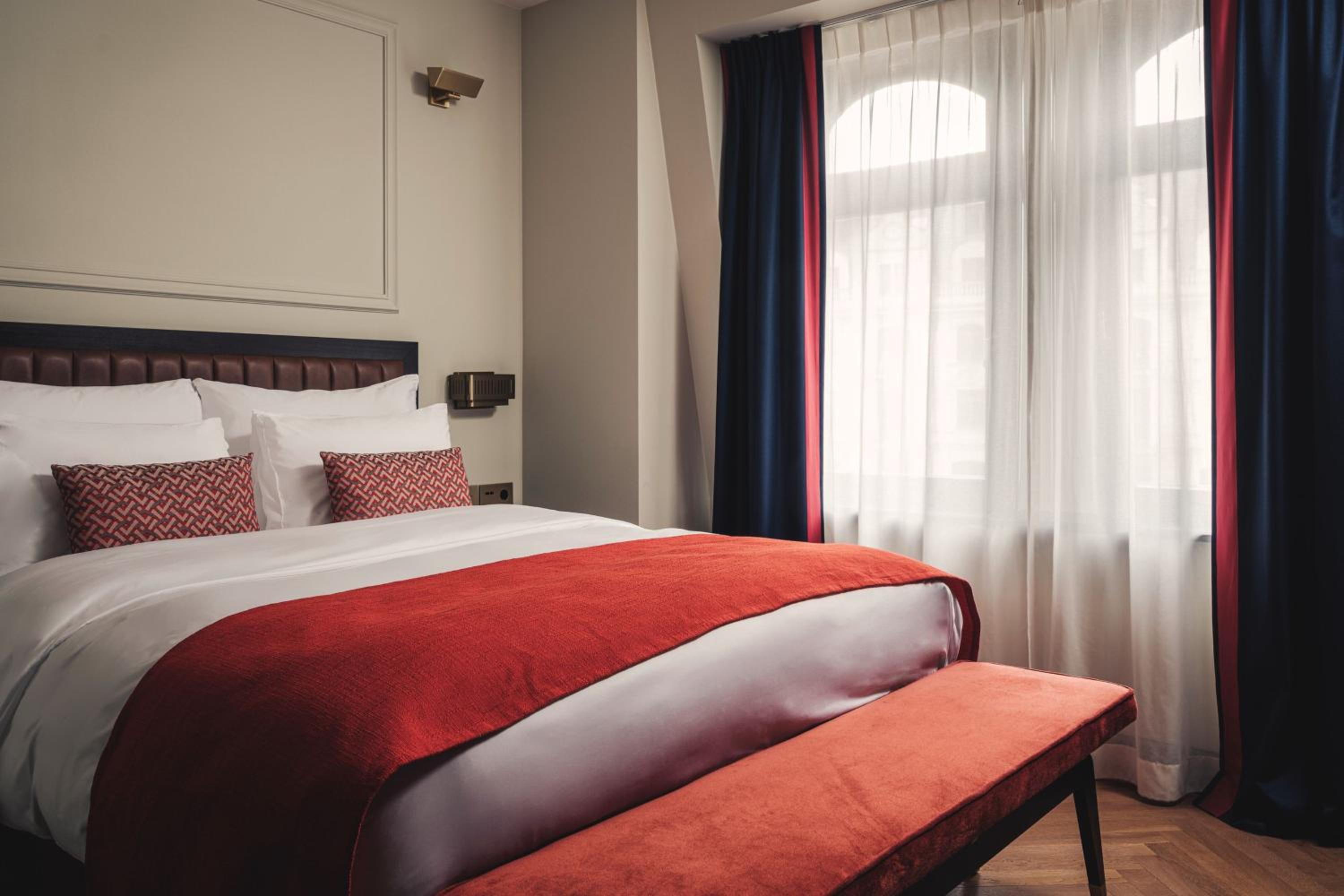 Deluxe Comfort King Room