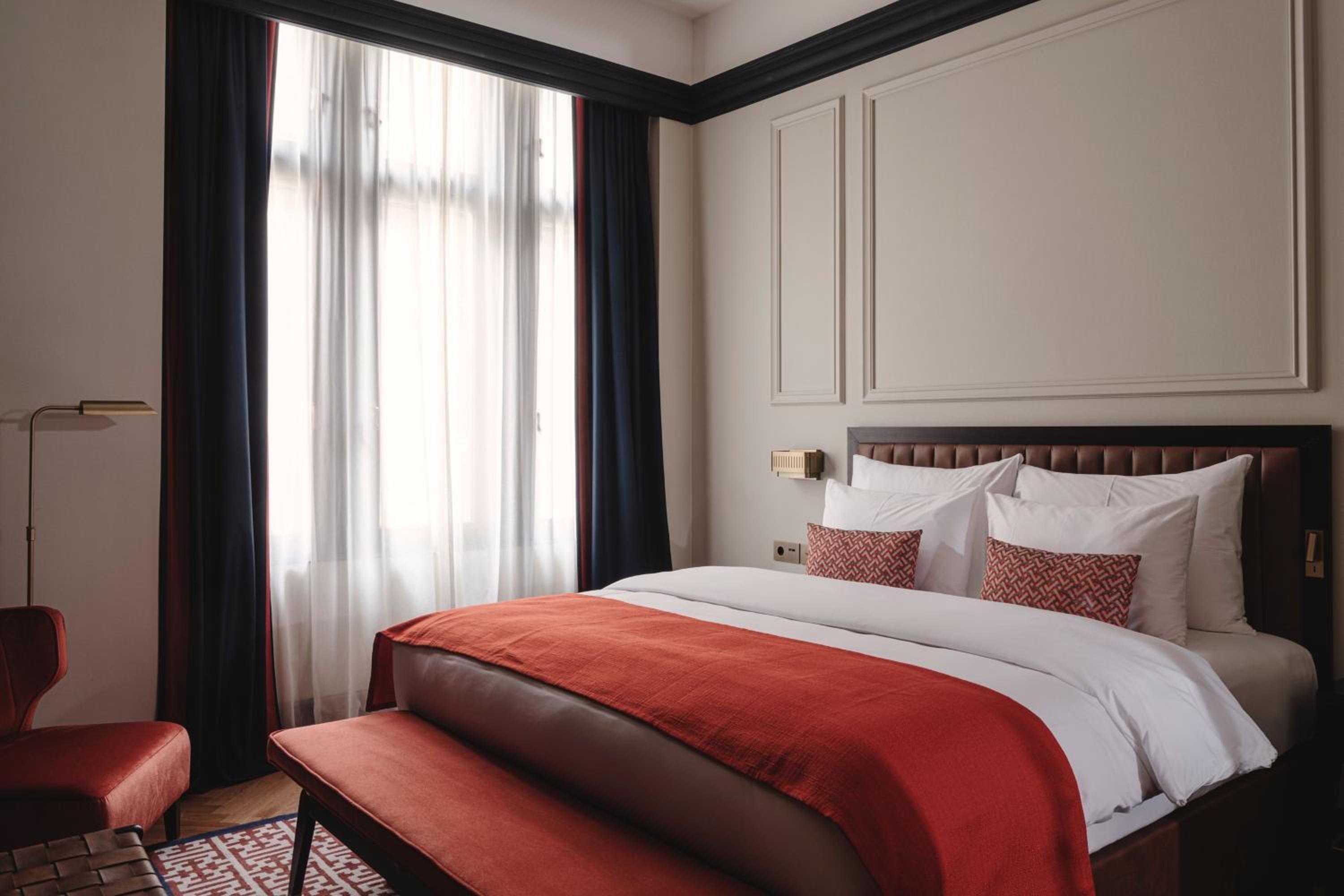 Deluxe Comfort King Room thumbnail 5