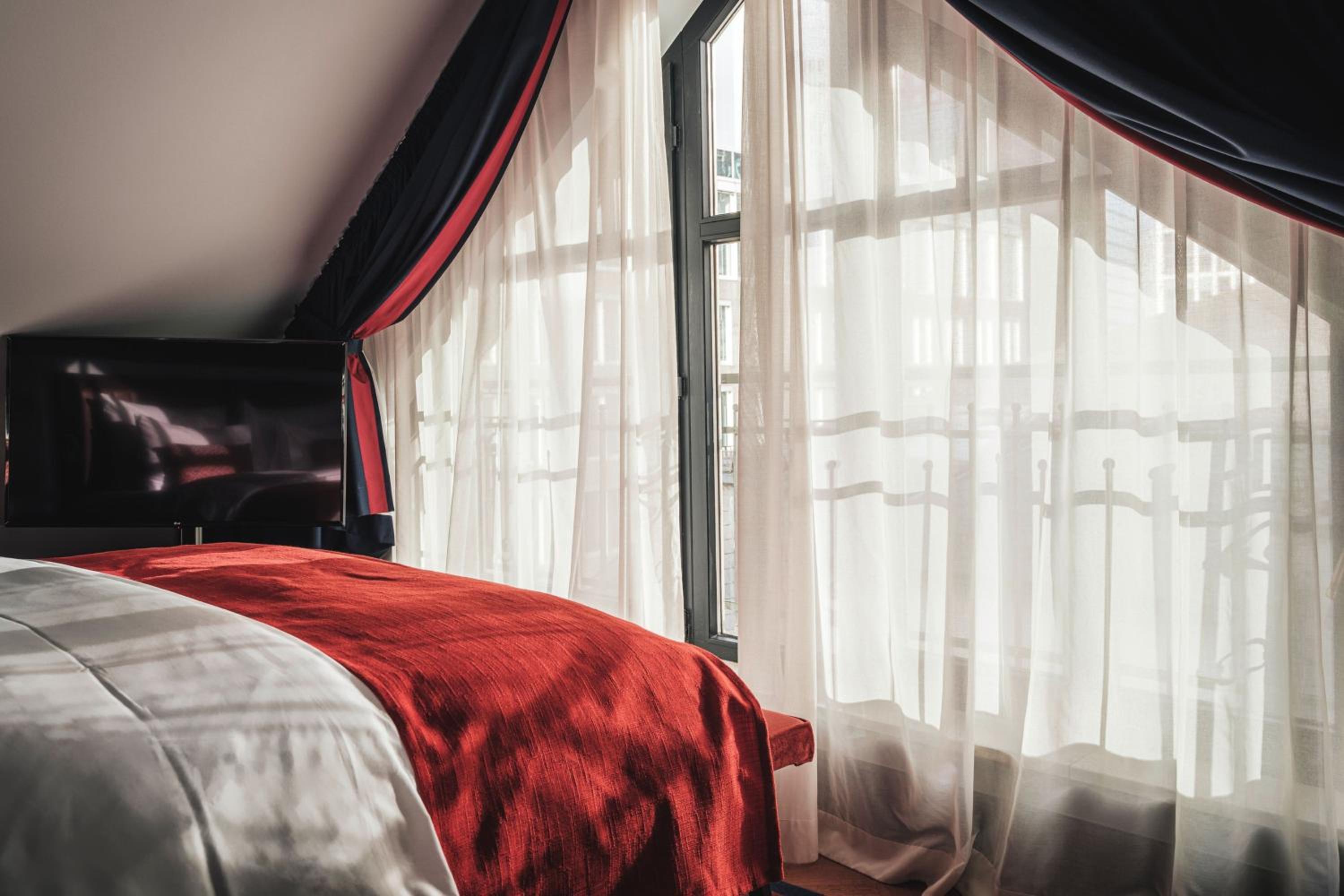 Premium Executive King Room thumbnail 5