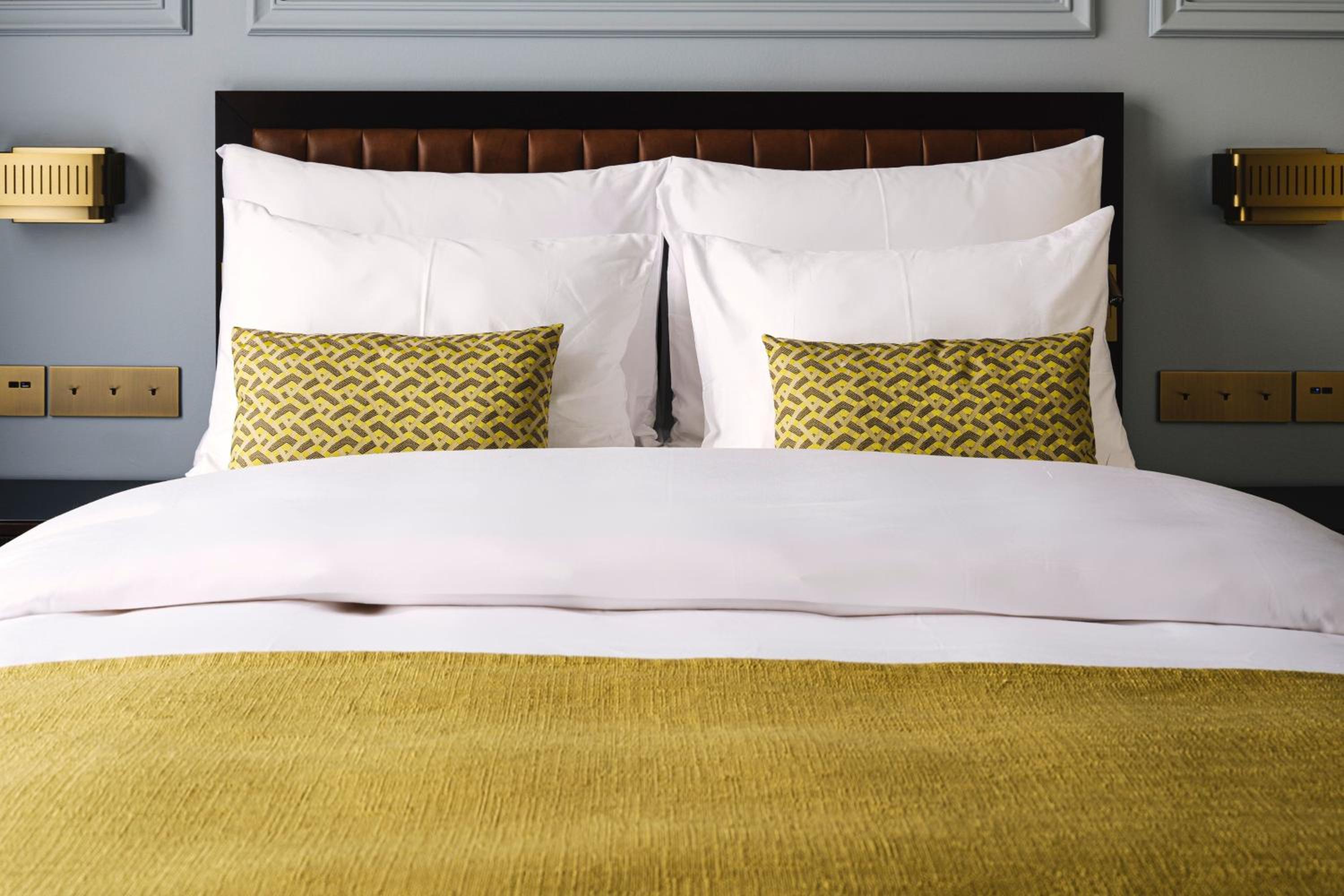 Deluxe Comfort King Room - Photo 12