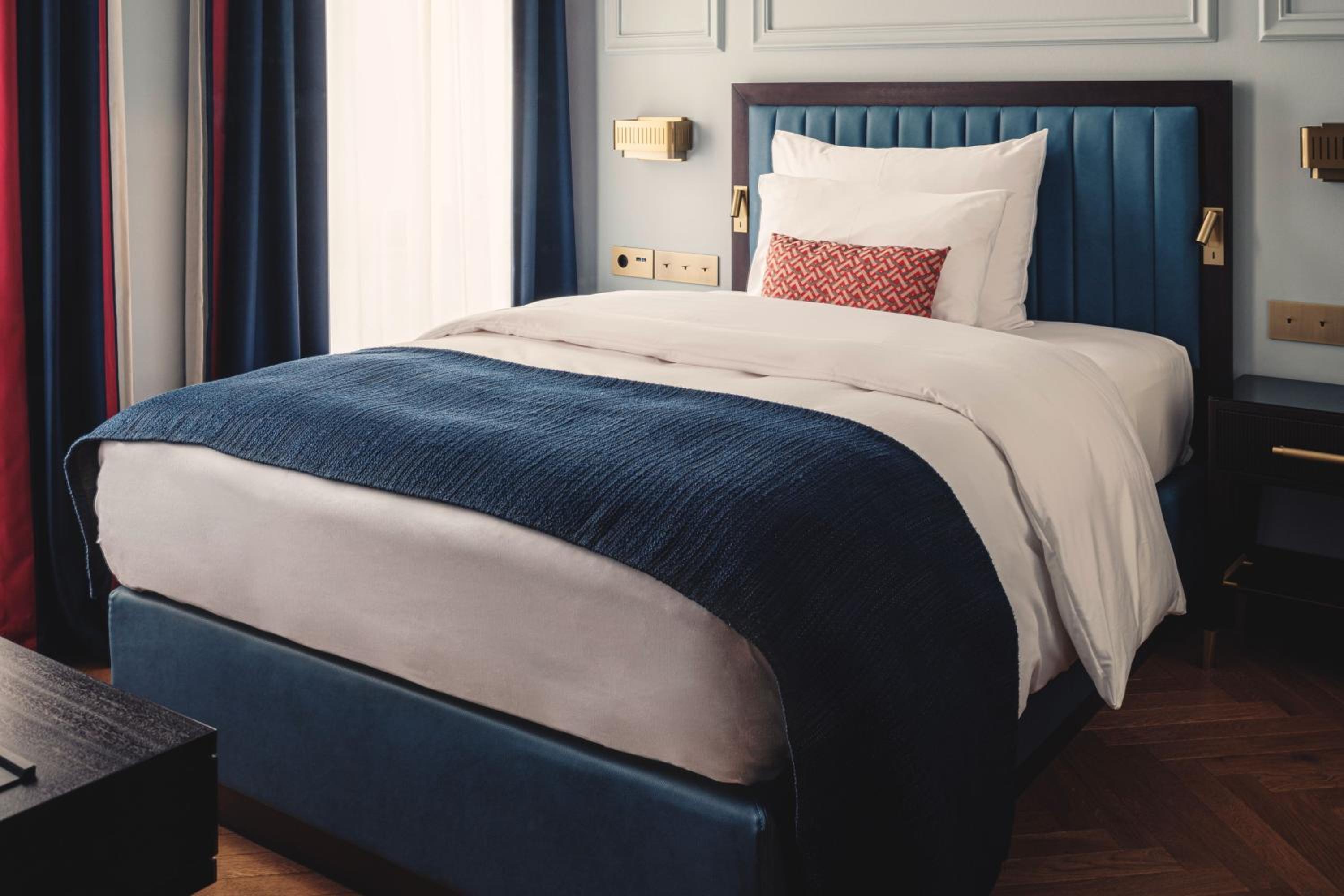 Small Standard Single Room thumbnail 6