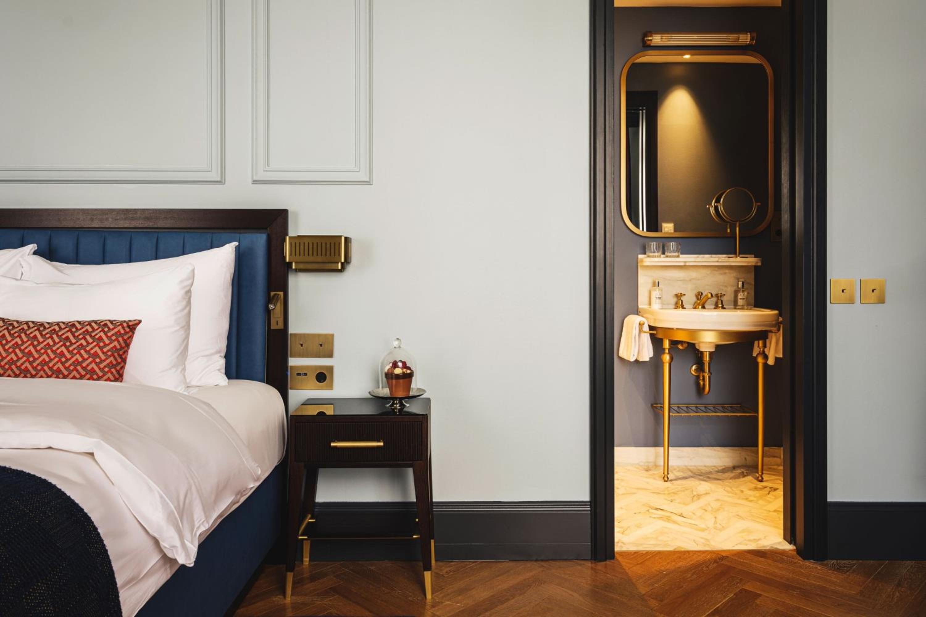 Premium Executive King Room - Photo 9
