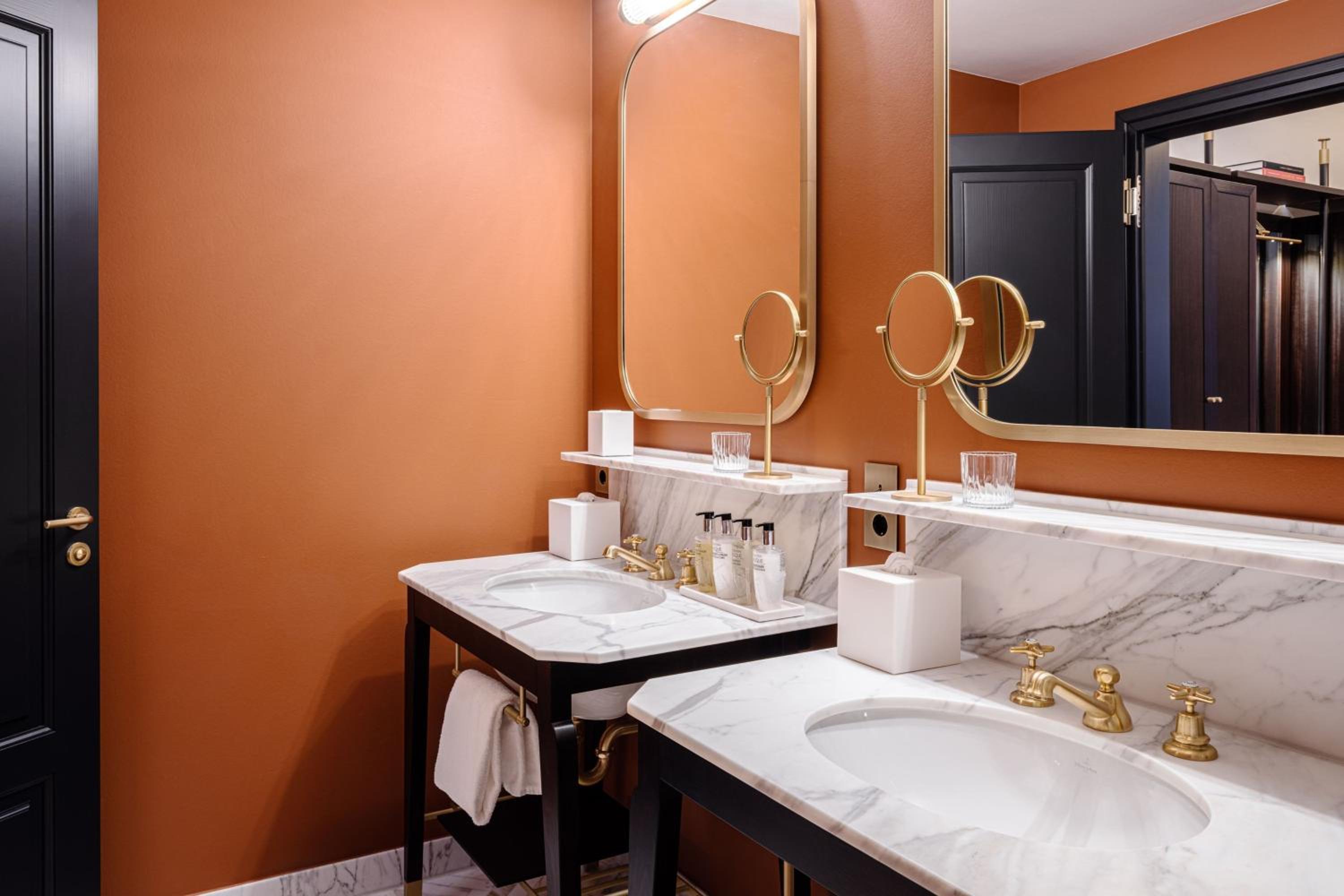 Premium Executive King Room - Photo 10