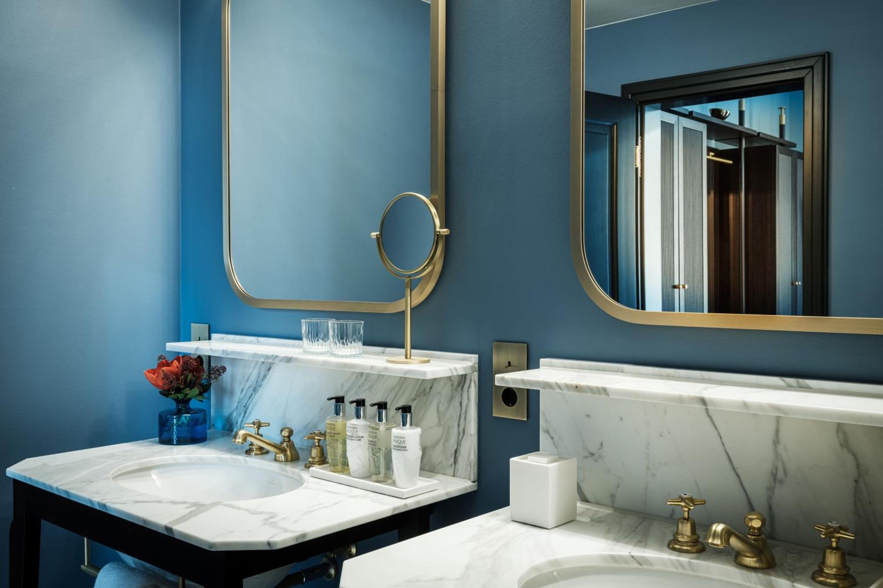 Premium Executive King Room - Photo 13