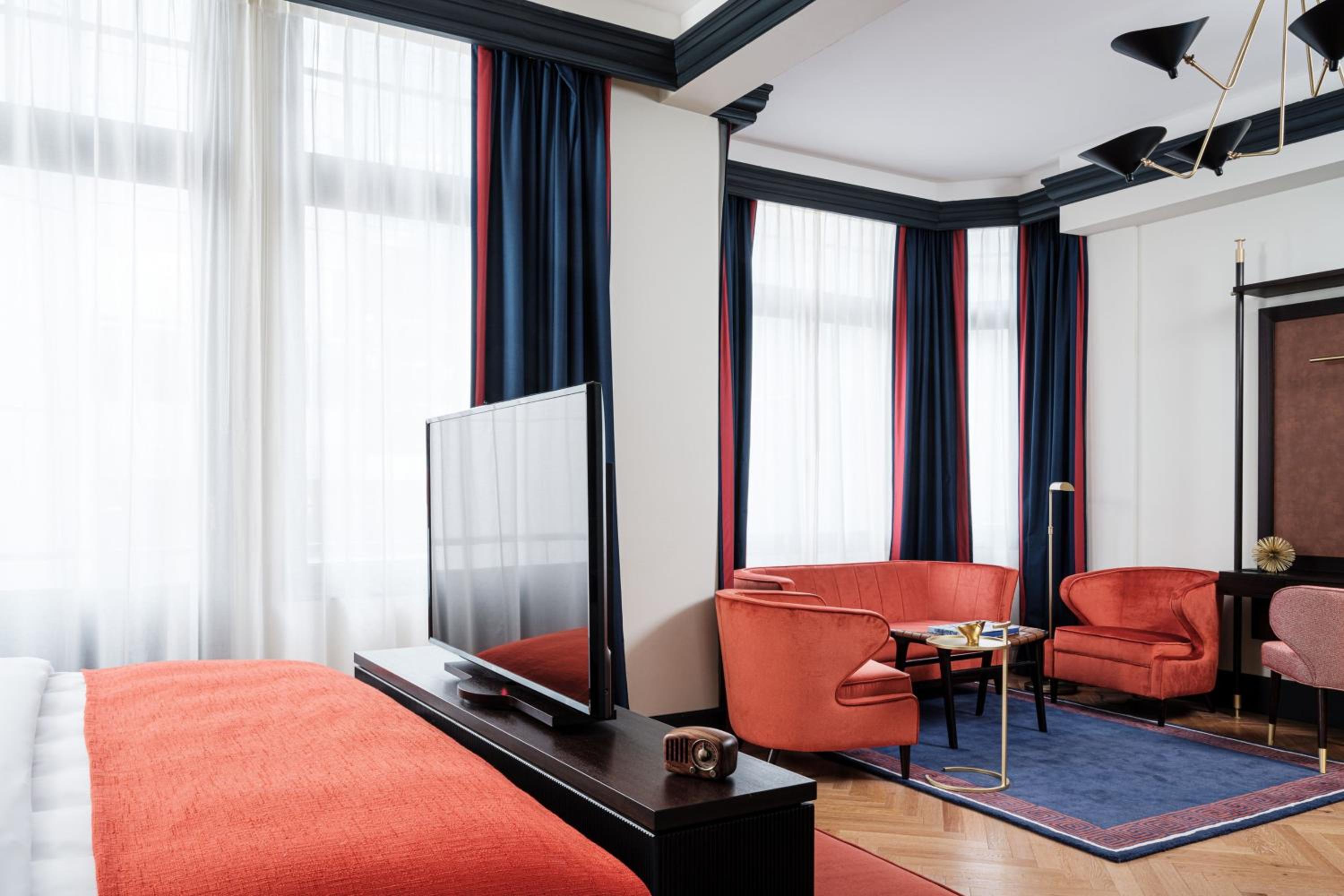 One-Bedroom Junior King Suite