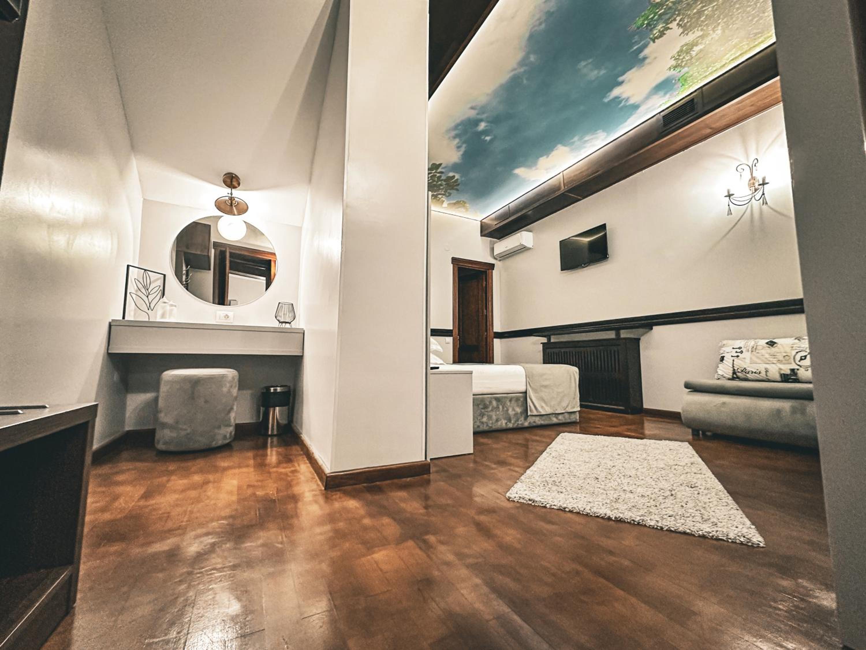 Large Double or Twin Room without natural light