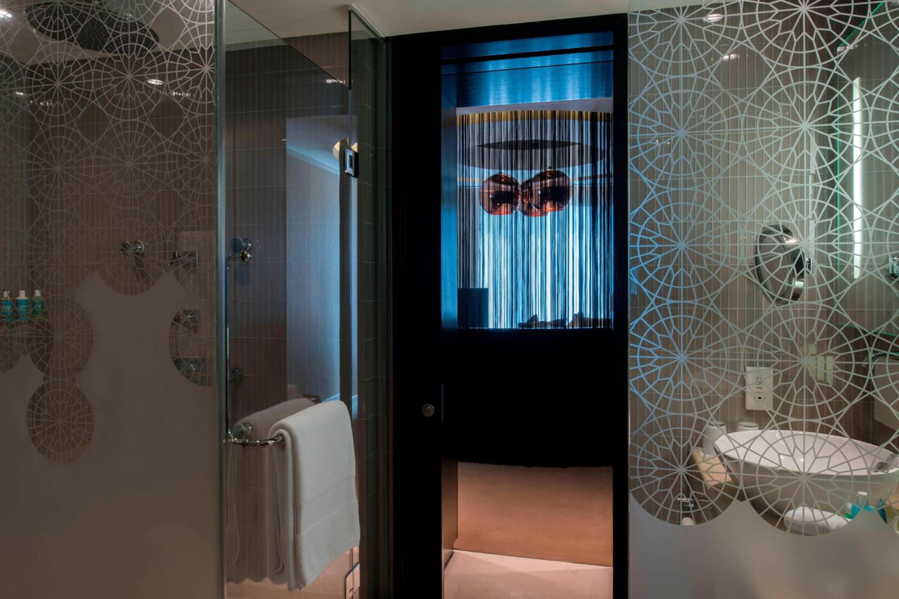 W One-Bedroom Executive King Suite with City View - Photo 2