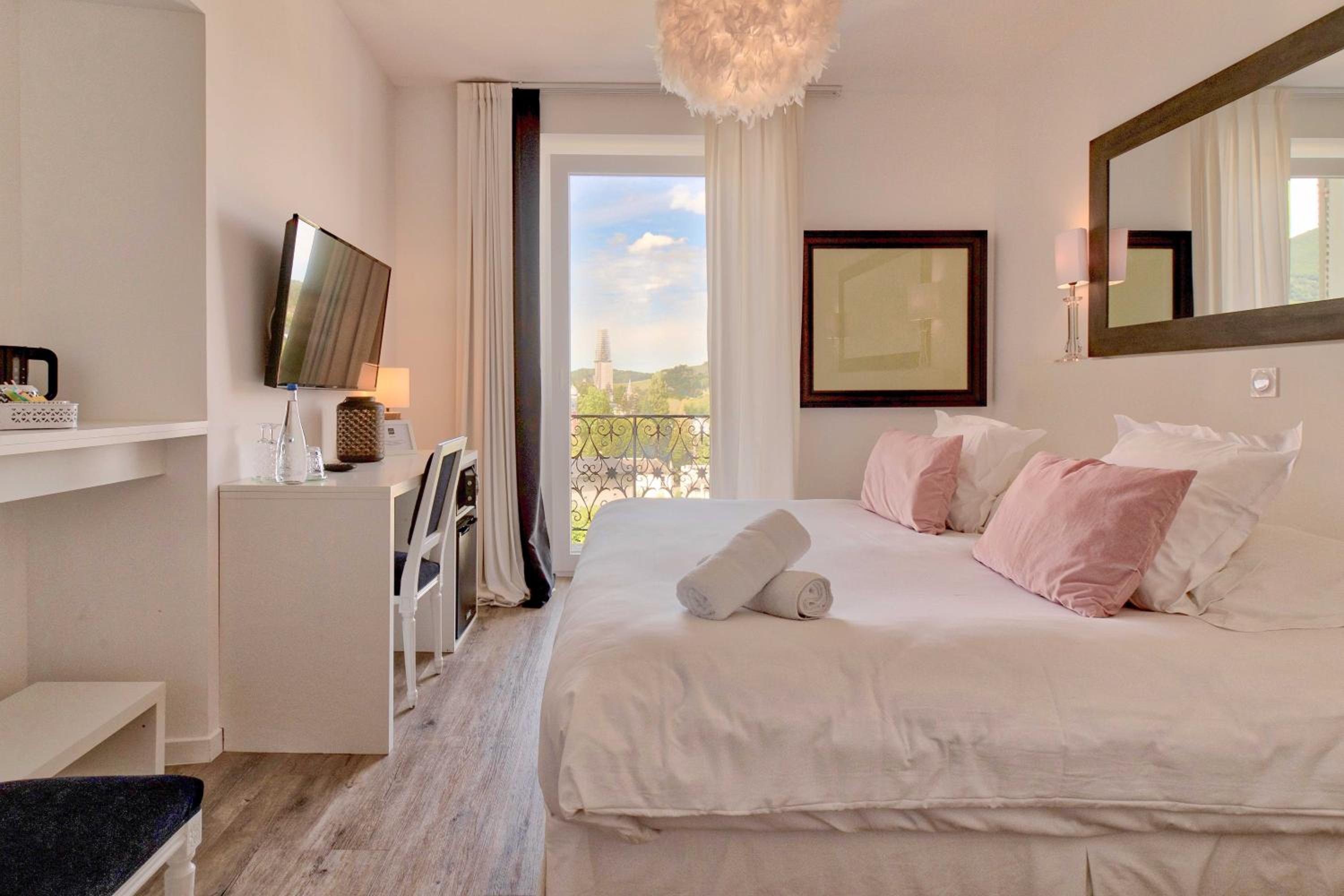 Chambre Lit King-Size avec Balcon et Accès Gratuit au Spa – Vue sur Sanctuaire