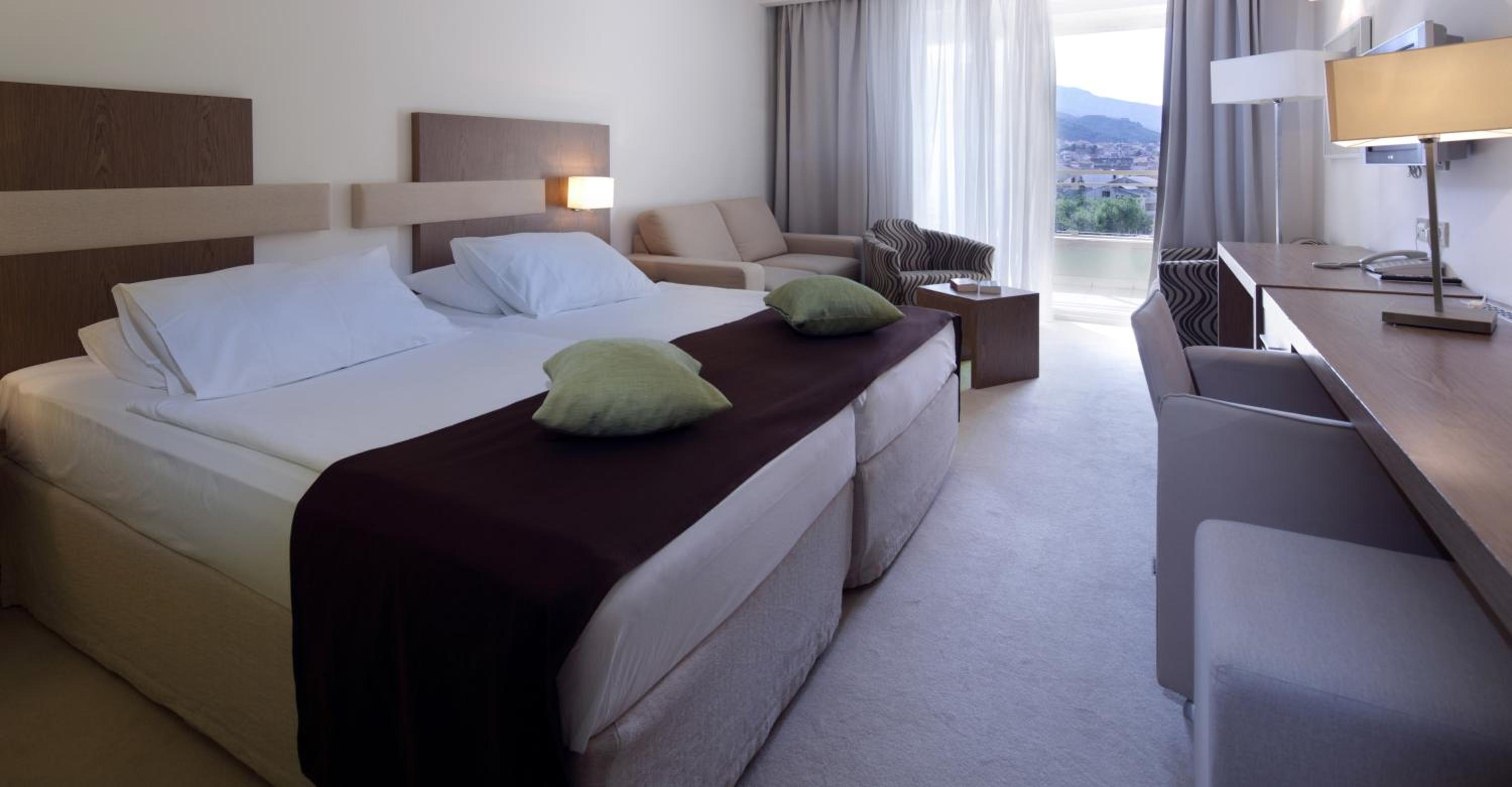 Superior Double Room with Balcony with Park View - Photo 11