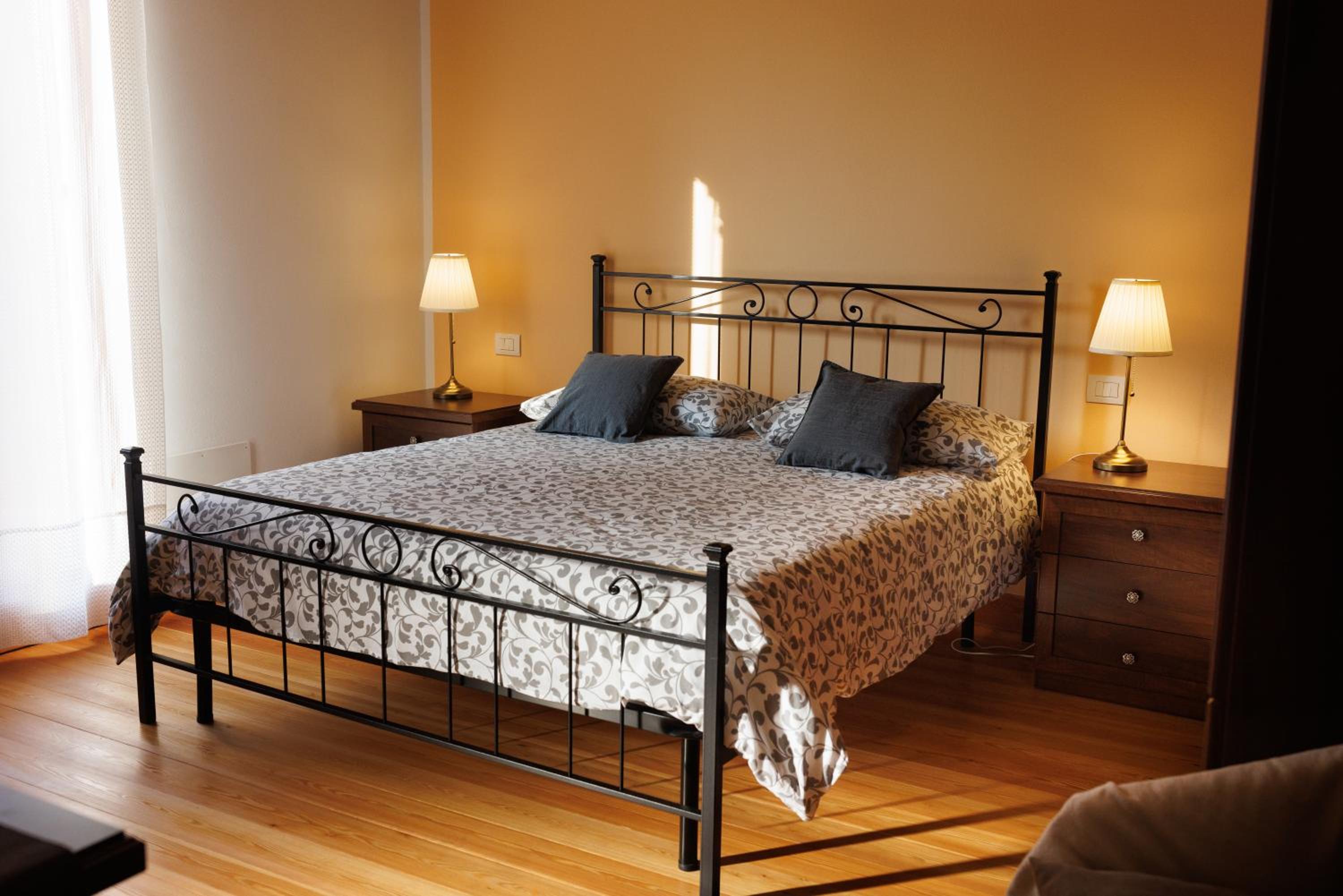 Large Double Room - Photo 1