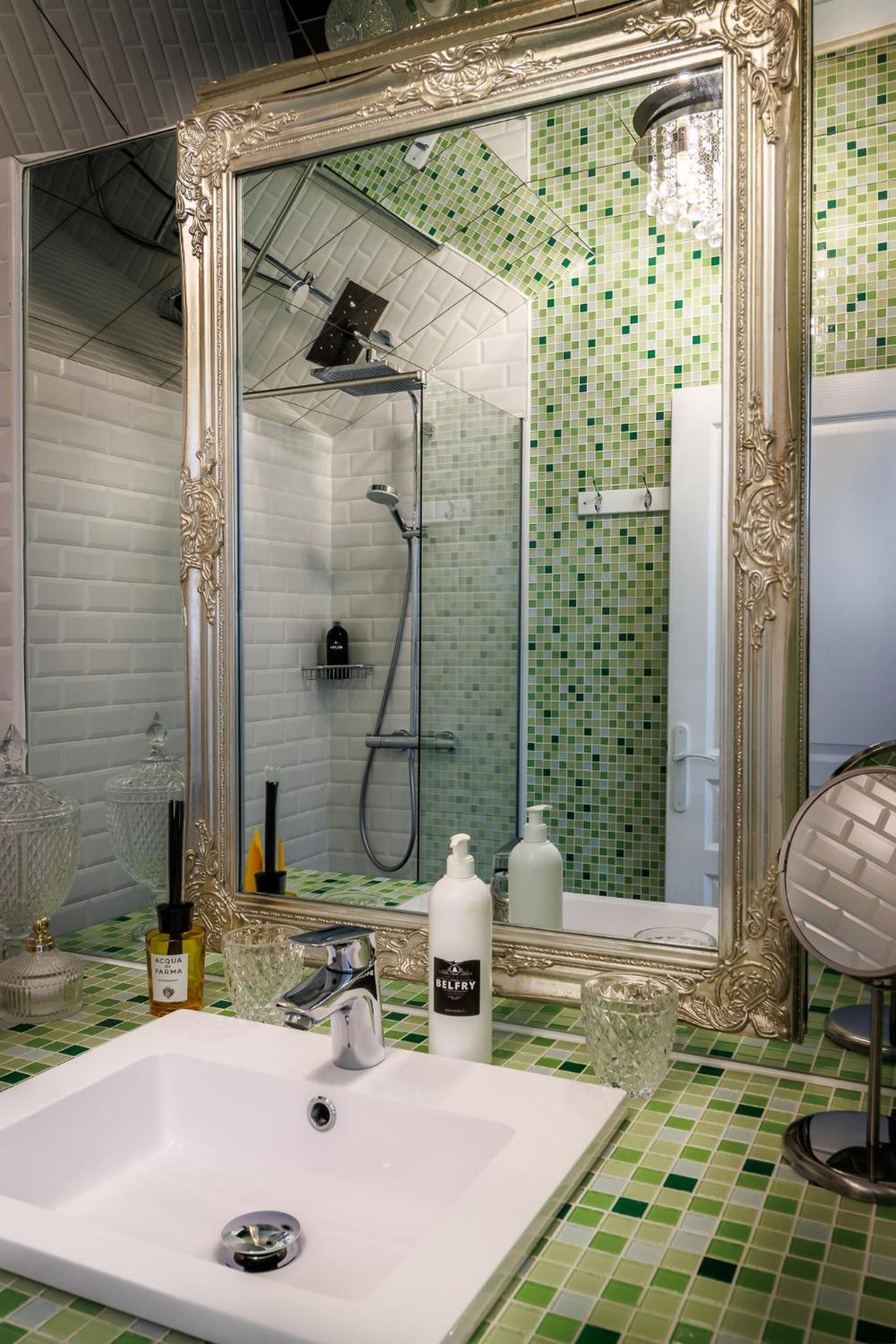 Chambre Lit King-Size avec Balcon et Accès Gratuit au Spa – Vue sur Sanctuaire
