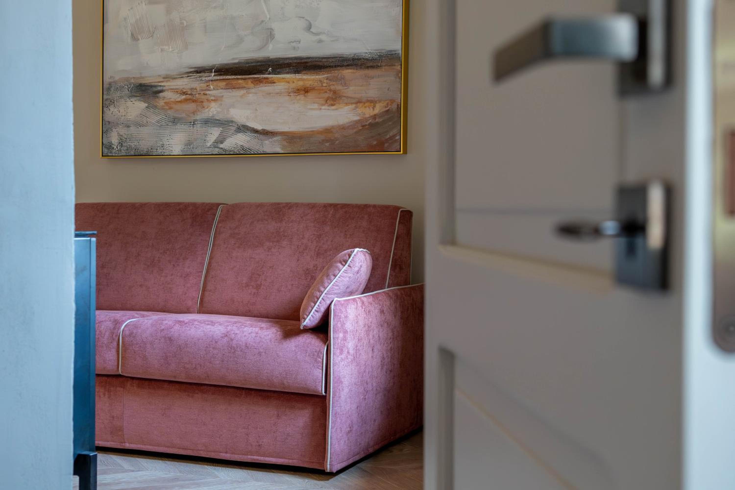 Executive Suite - Photo 2