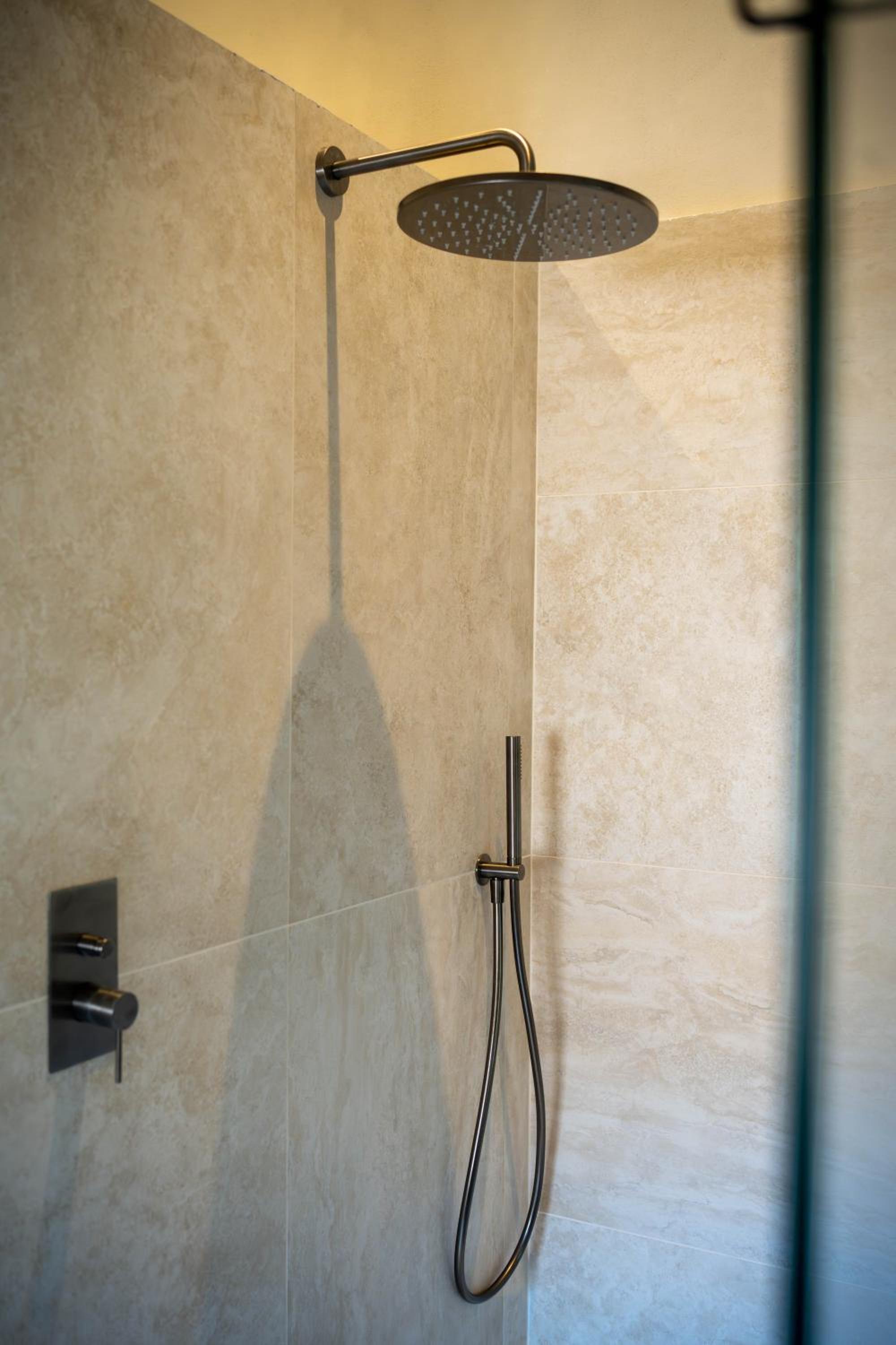 Executive Suite - Photo 5