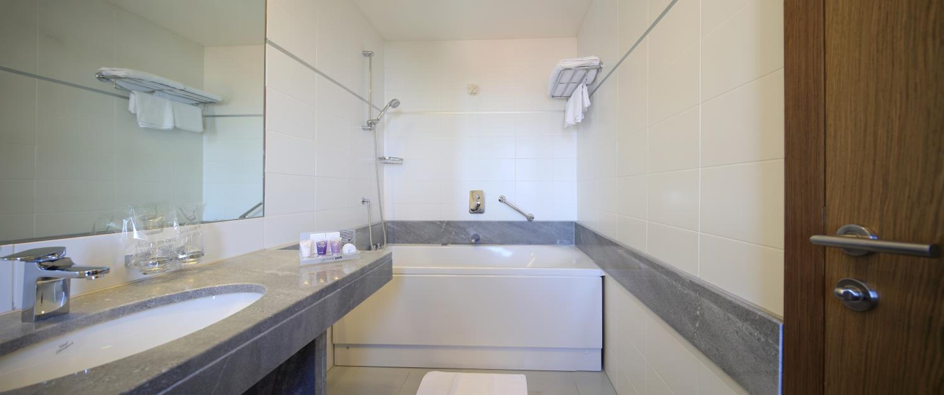 Superior Suite with Balcony with Sea View - Photo 10