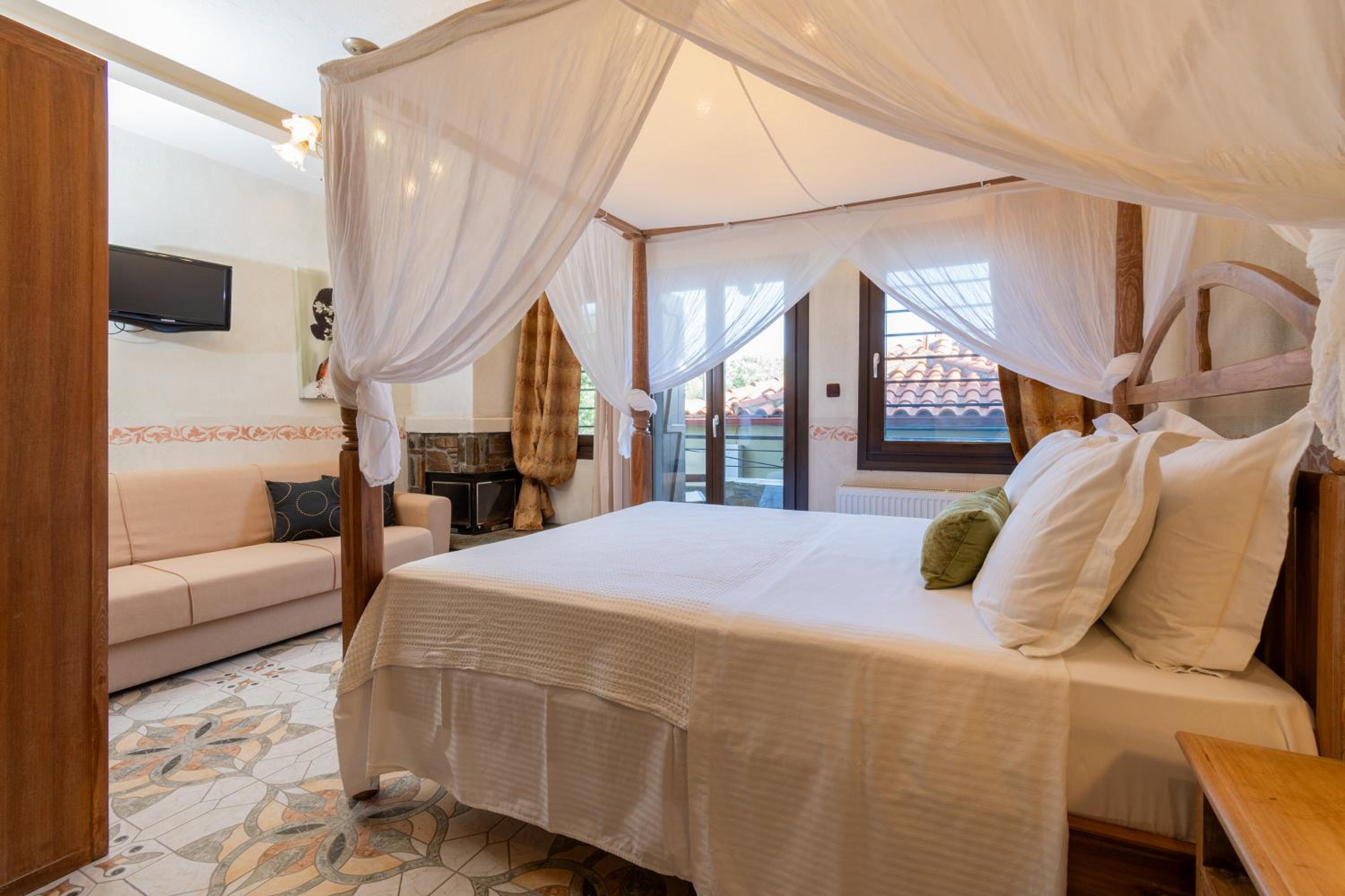 Deluxe Room (2 Adults + 1 Child) photo 1