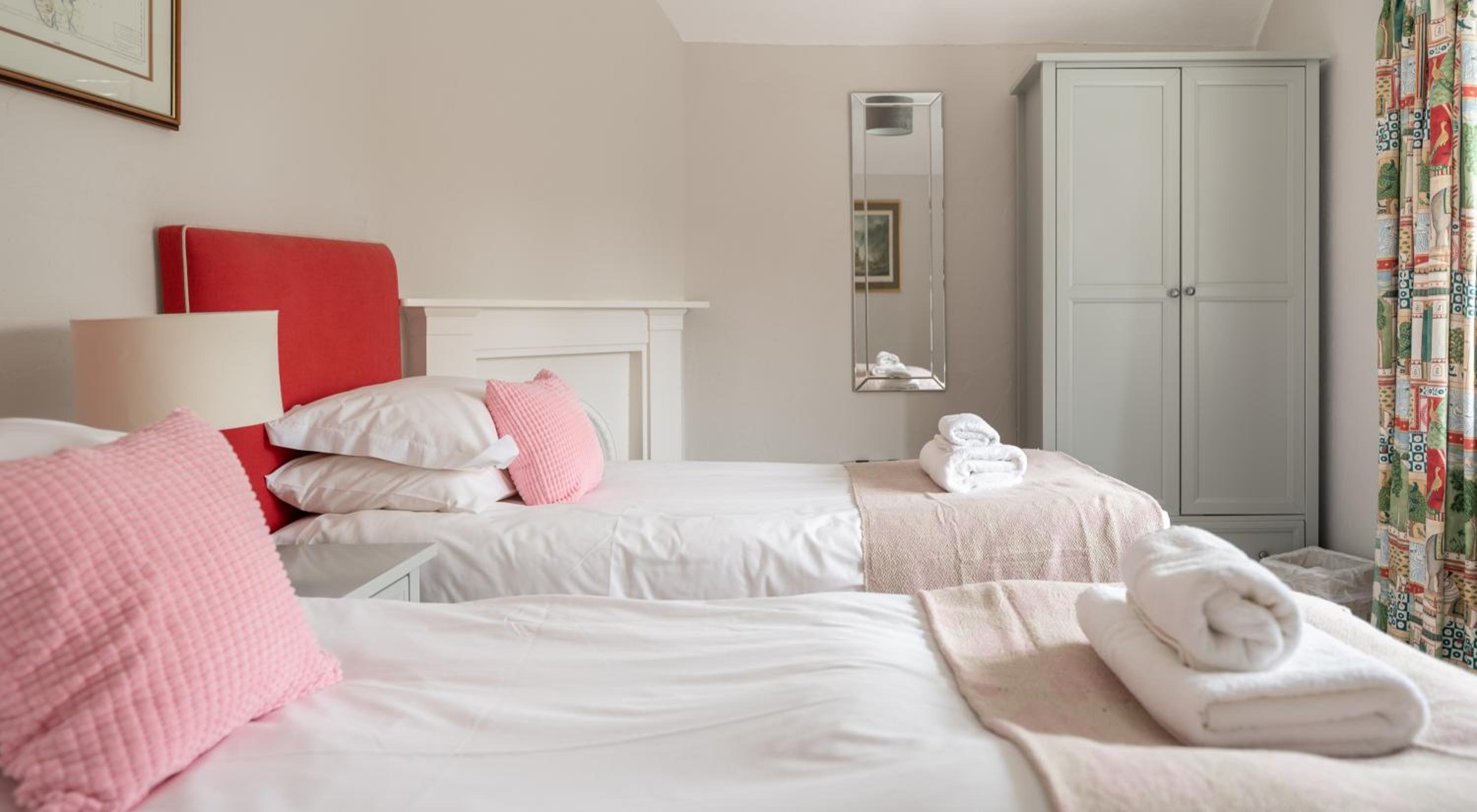 Five-Bedroom House photo 1