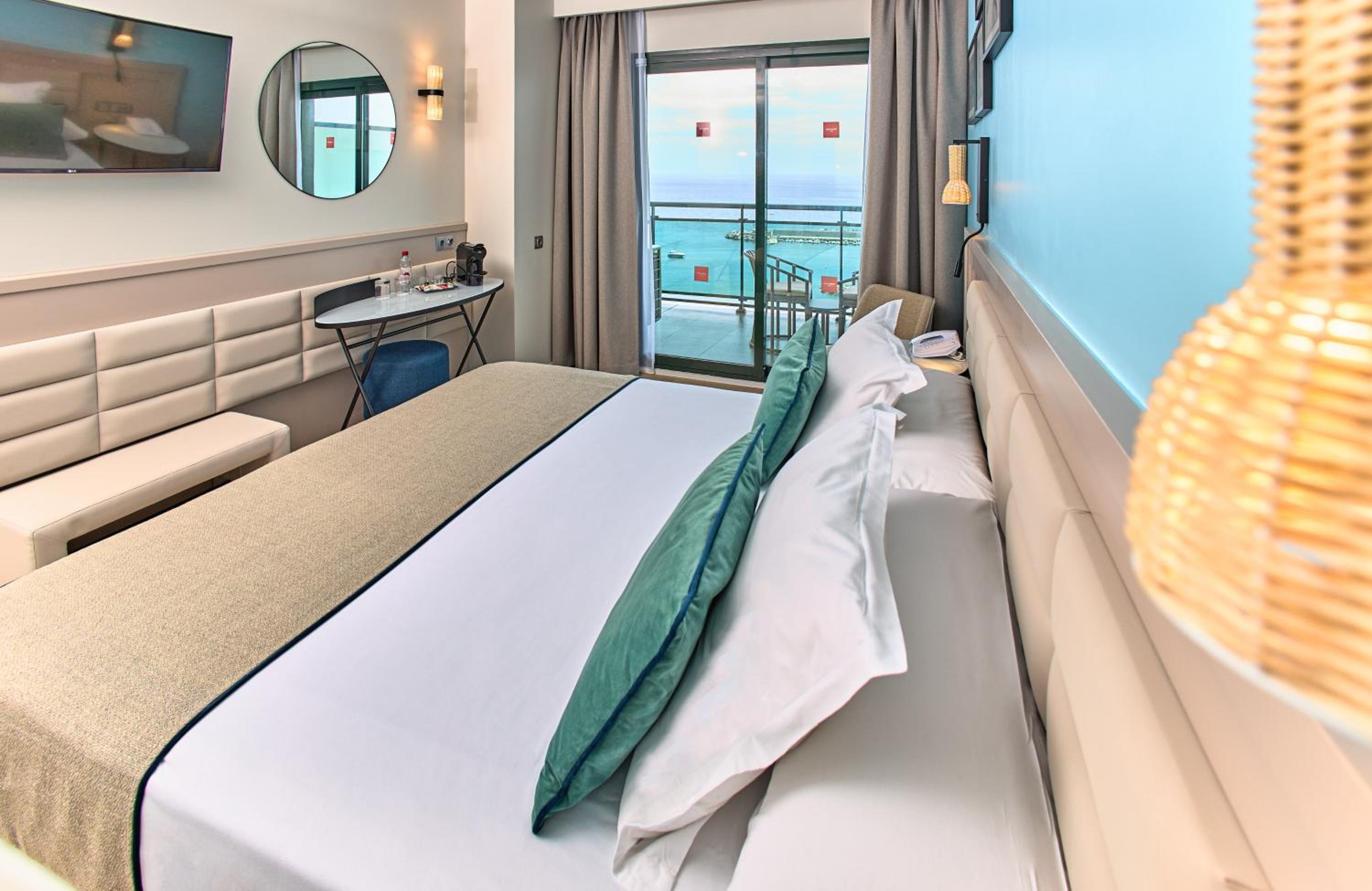 Deluxe Triple Room Sea View thumbnail 6