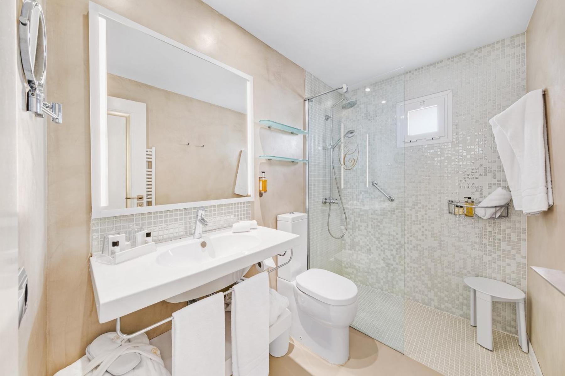 Double or Twin Room photo 3