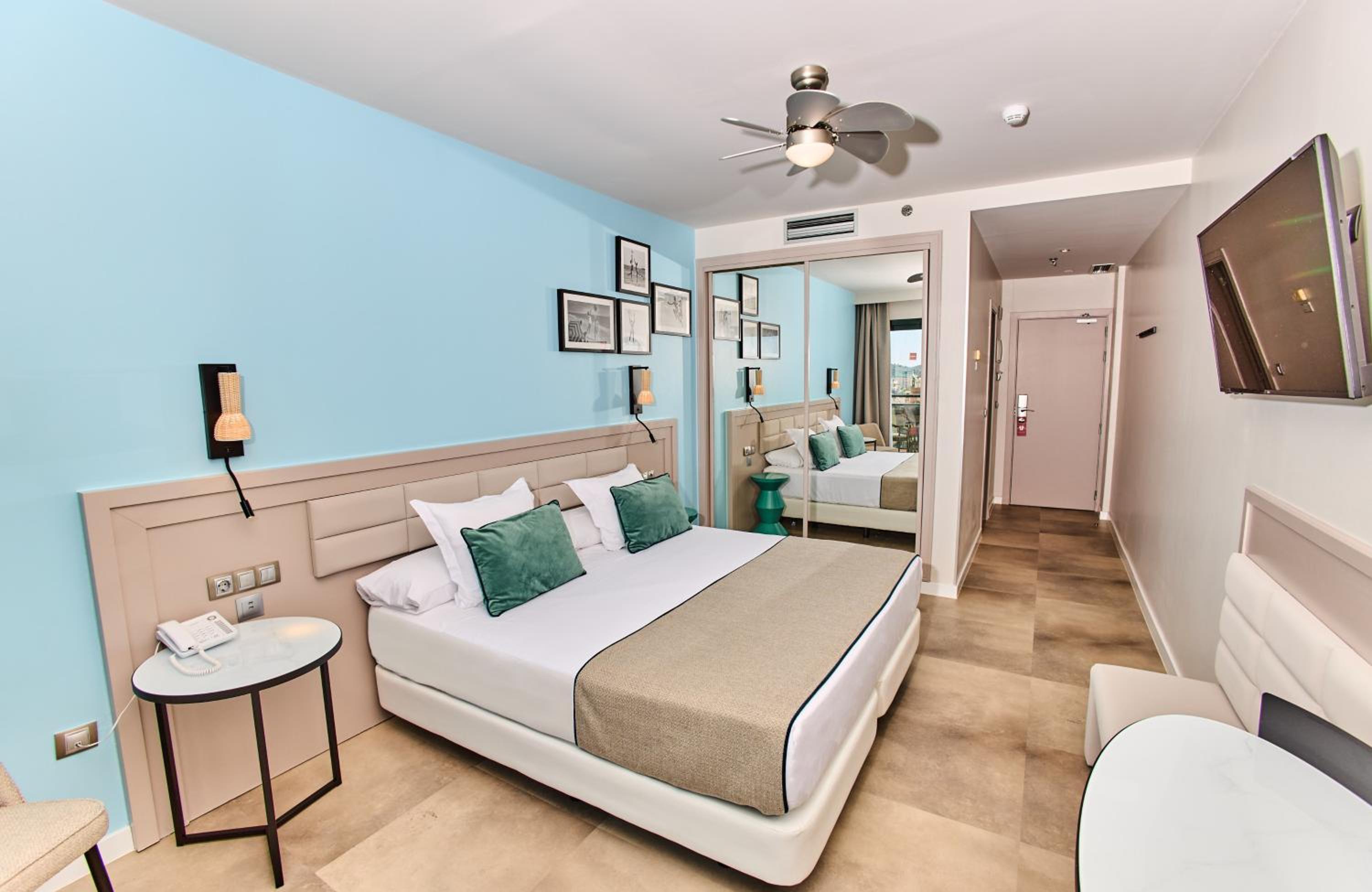 Superior Twin Room with Lateral Sea View