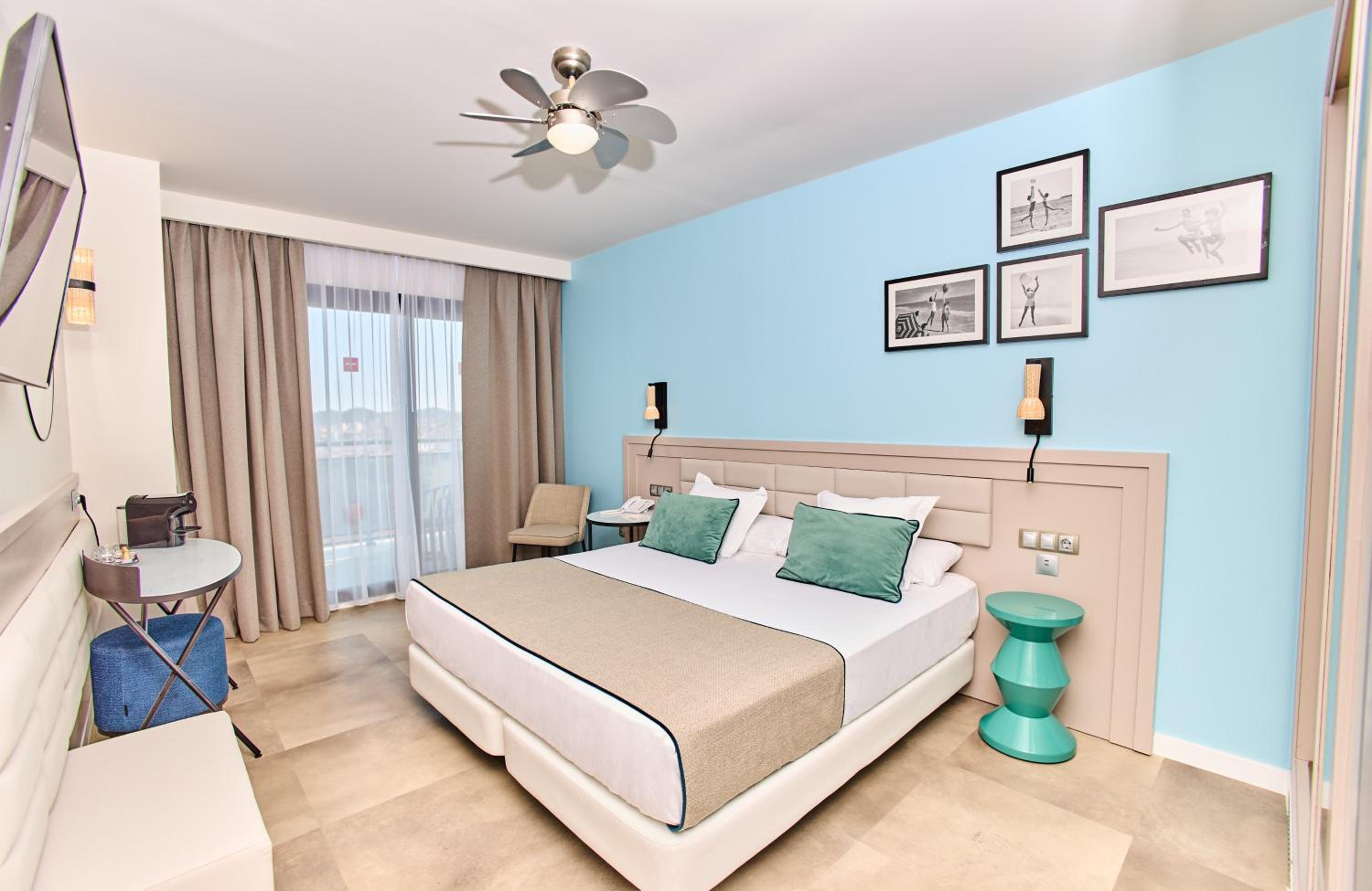 Superior Twin Room with Lateral Sea View thumbnail 6
