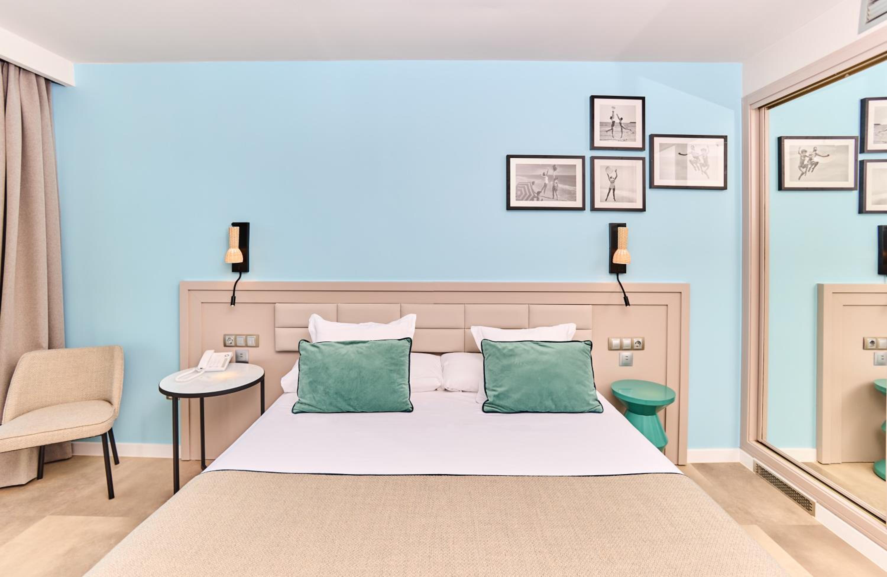 Superior Twin Room with Lateral Sea View thumbnail 6