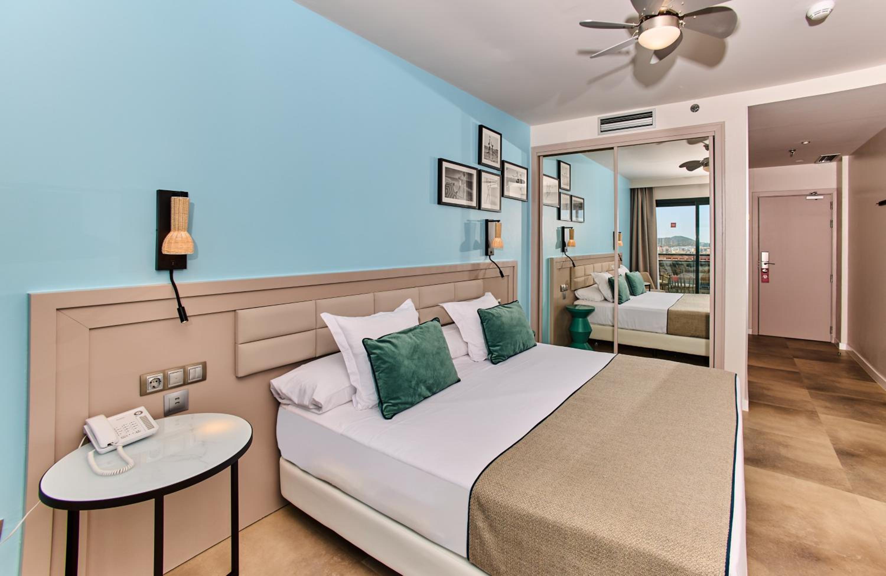 Superior Twin Room with Lateral Sea View thumbnail 5